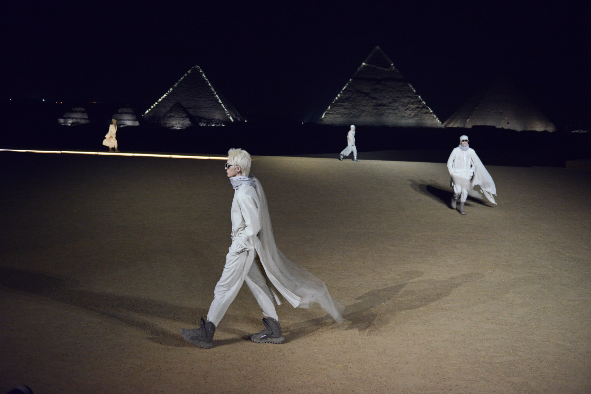 Desfile de moda de Dior en las pirámides de Giza