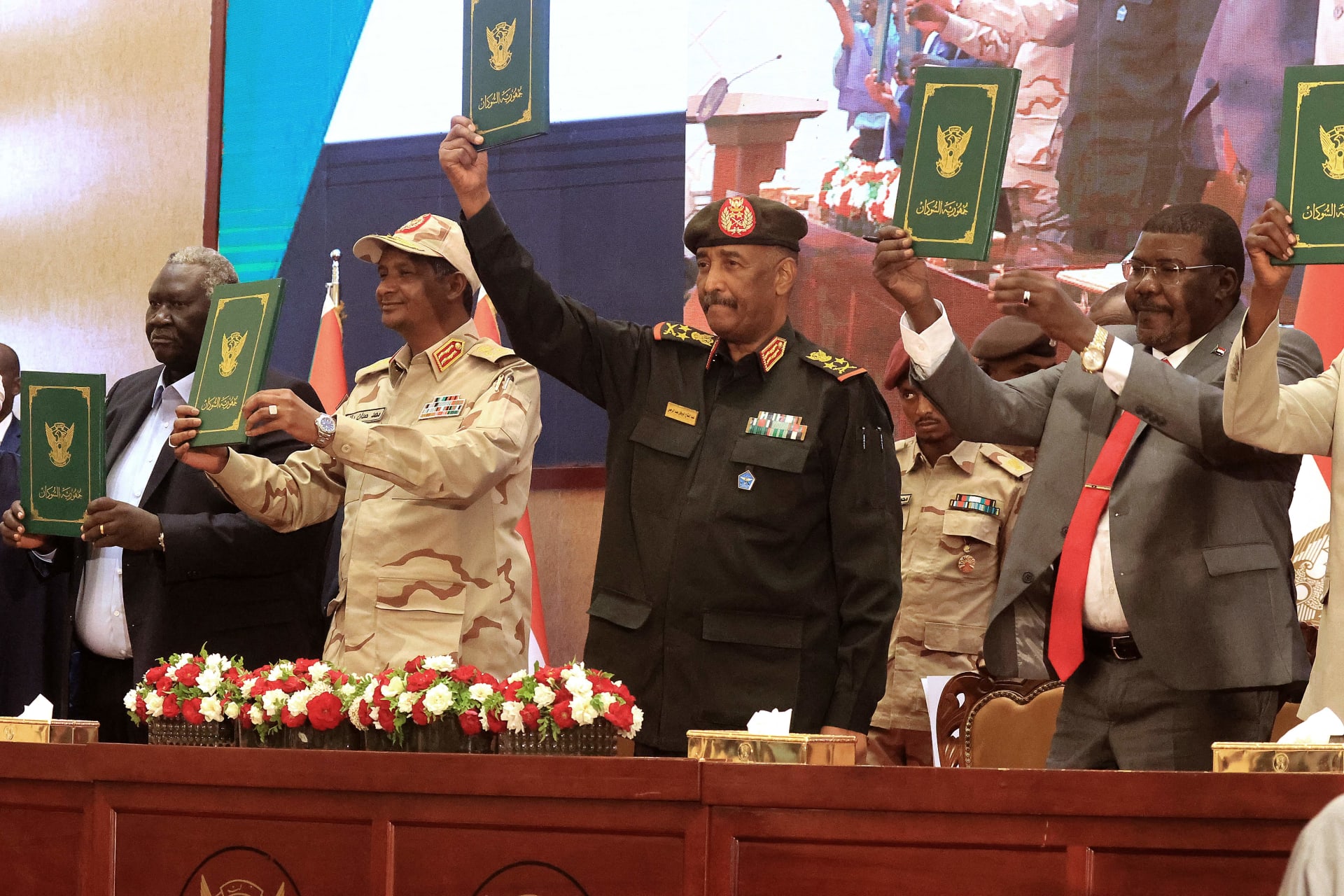 السودان.. اتفاق بين جنرالات الجيش والمدنيين لإنهاء الجمود السياسي في البلاد