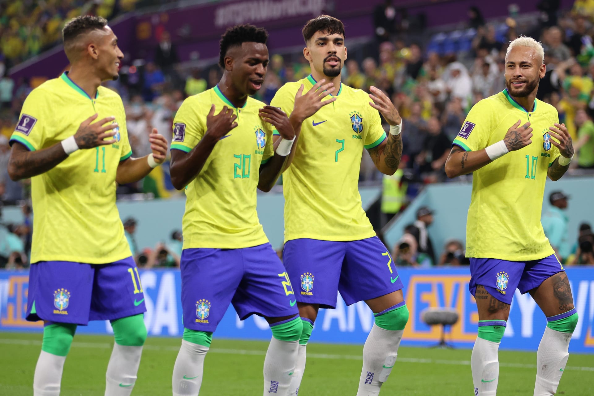 لاعبو منتخب البرازيل يحتفلون بعد إحراز هدف 