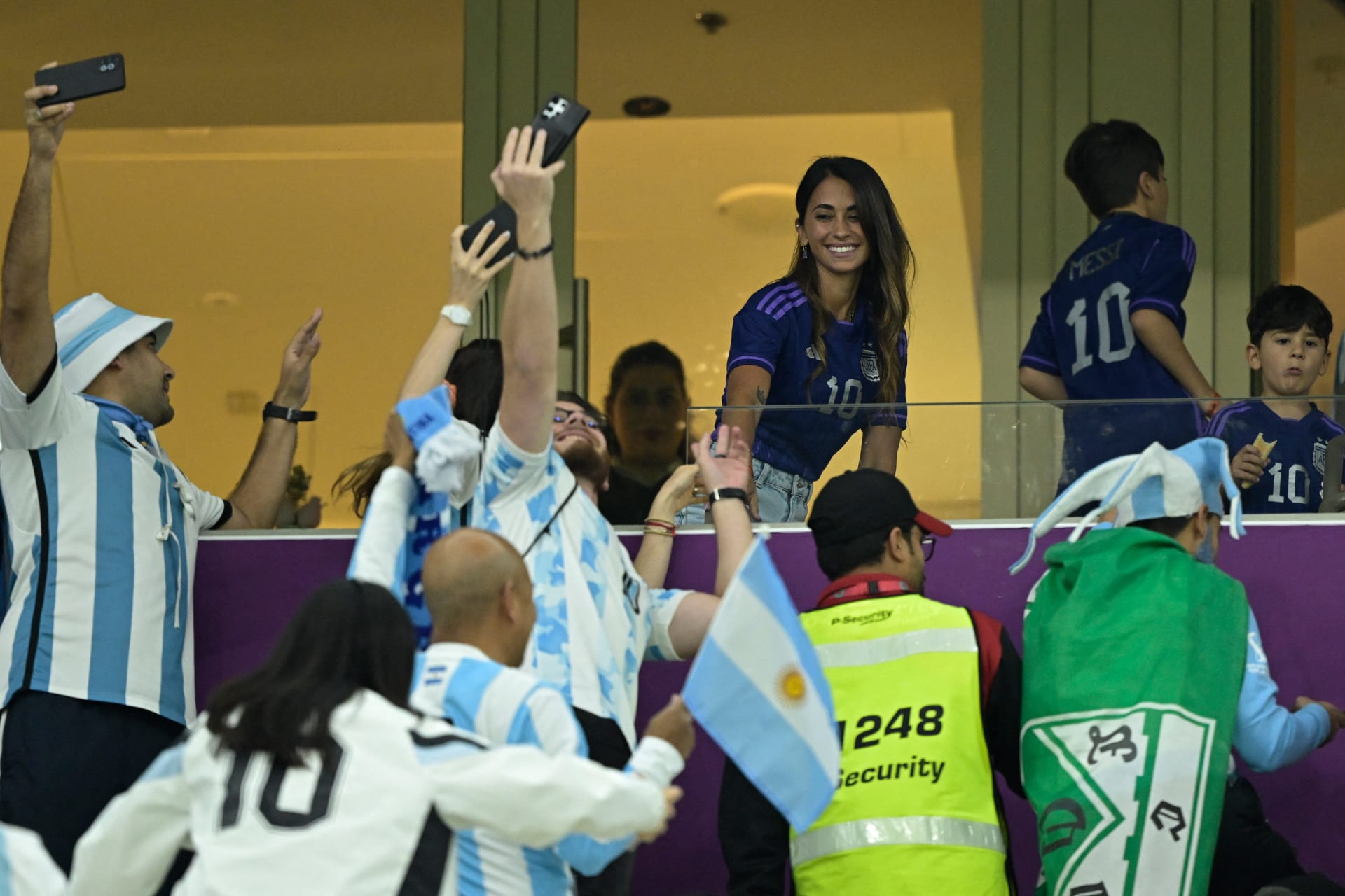 Die Kamera fängt die Reaktionen von Messis Frau während des Spiels Argentinien-Kroatien ein