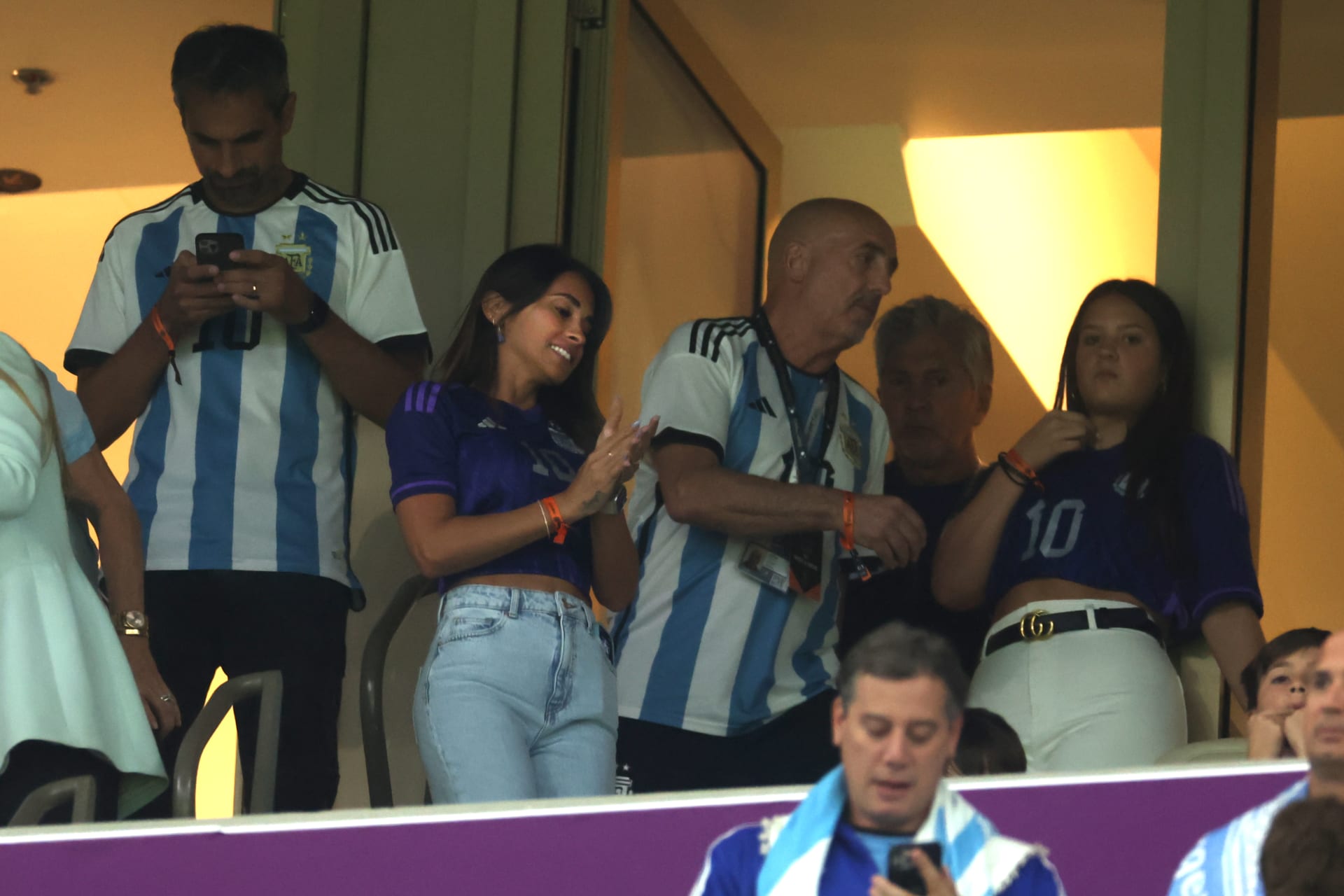 Die Kamera fängt die Reaktionen von Messis Frau während des Spiels Argentinien-Kroatien ein