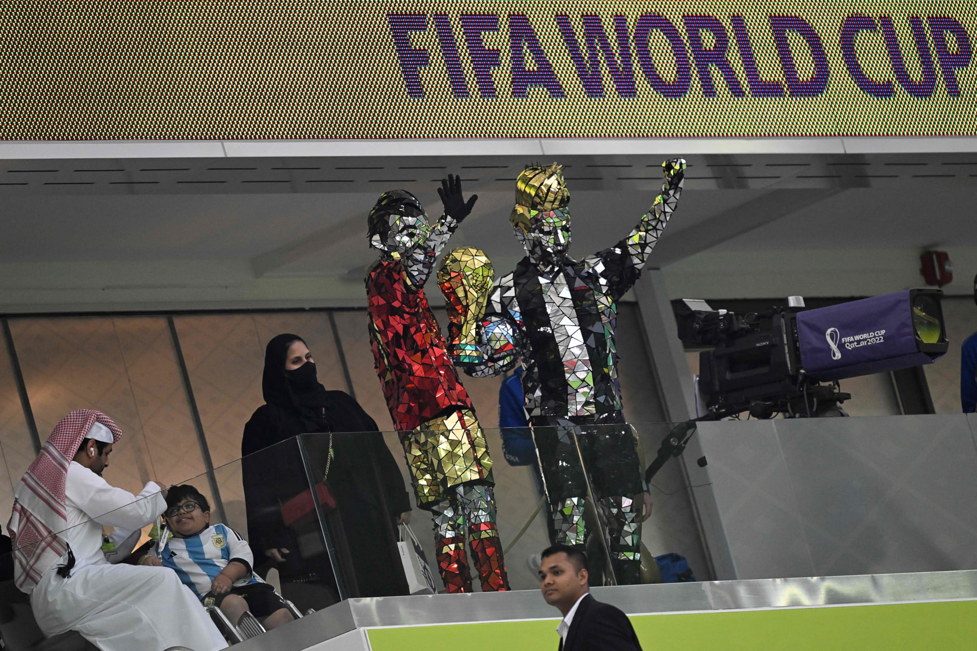 Seltsame Kostüme.. Die Kamera macht Bilder von der Weltmeisterschaft 2022 in Katar