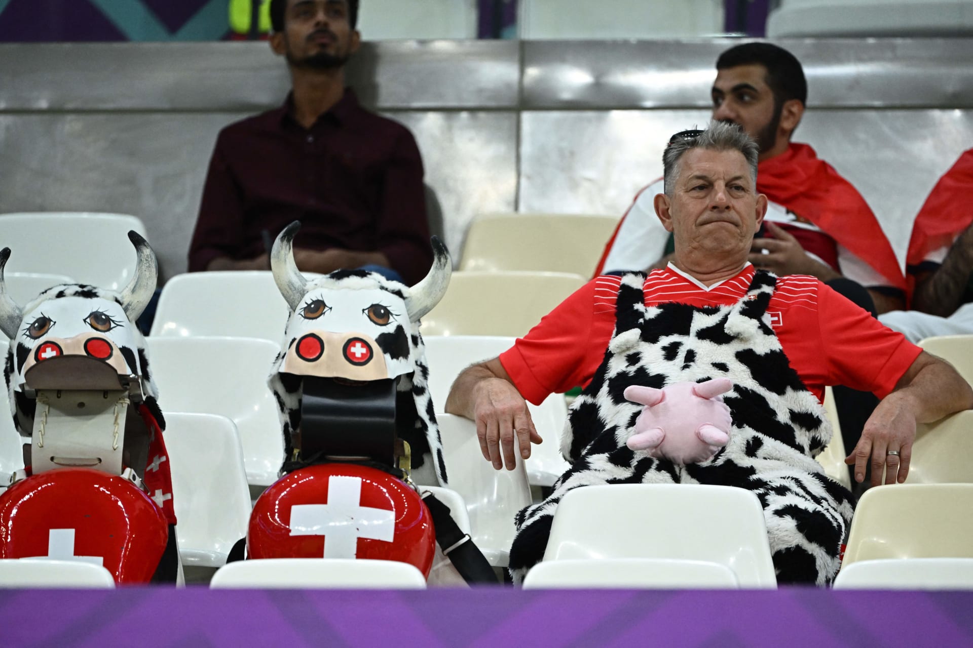 Seltsame Kostüme.. Die Kamera macht Bilder von der Weltmeisterschaft 2022 in Katar
