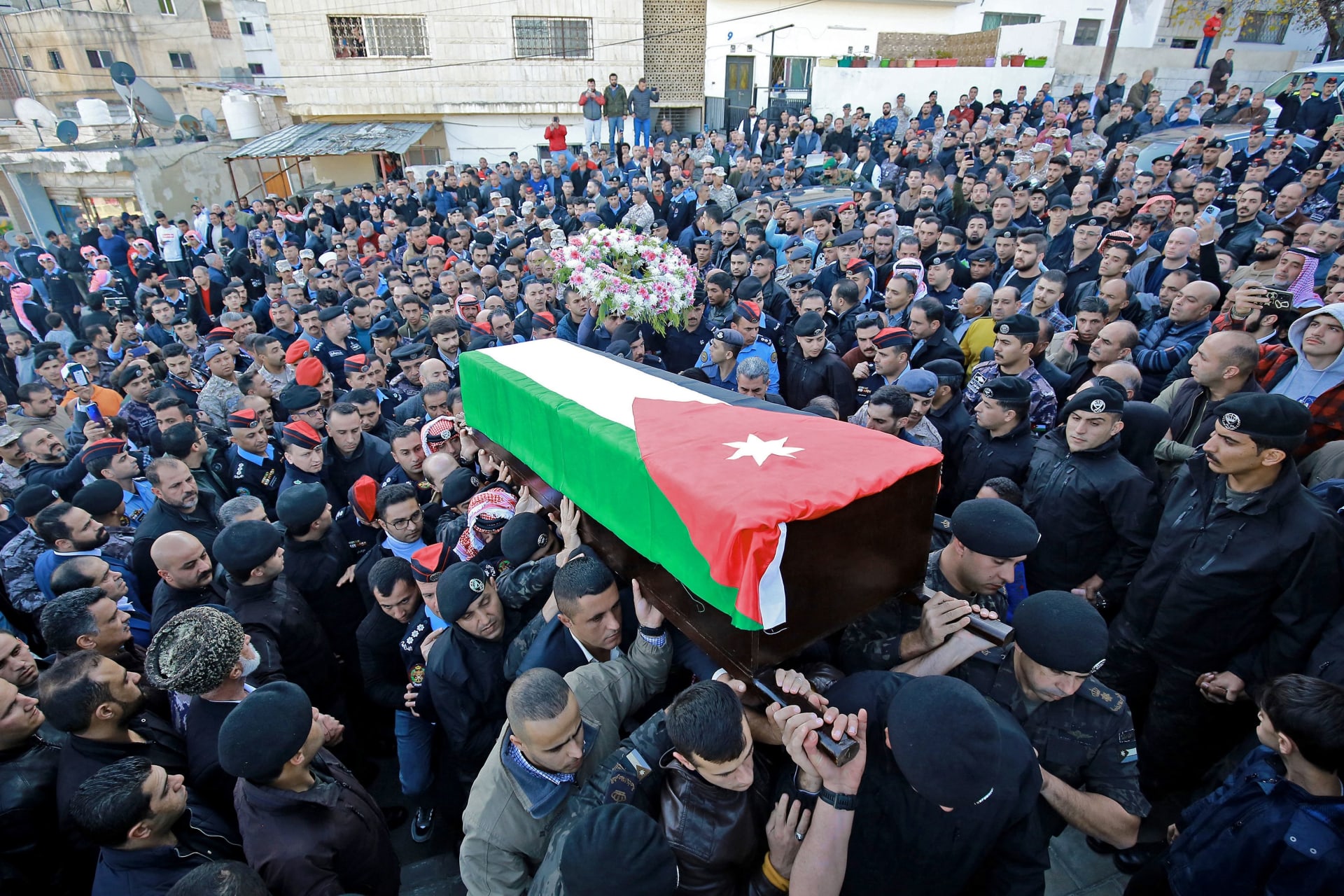 جنازة أحد شهداء عملية مداهمة لخلية إرهابية في الأردن 