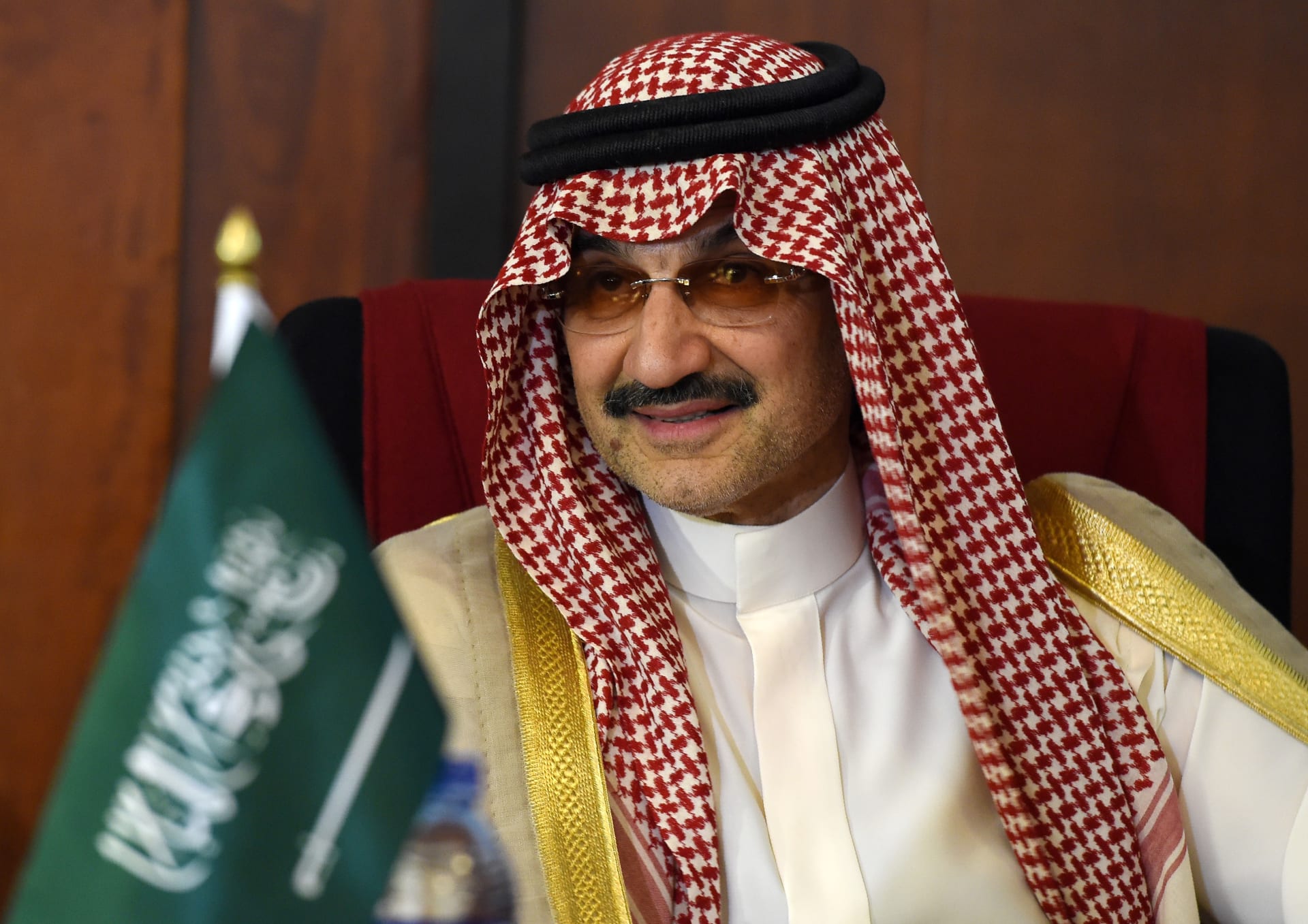 السعودية.. وزارة البيئة تعلق على فيديو "شبة النار" للوليد بن طلال: قد يكون مكلفا 
