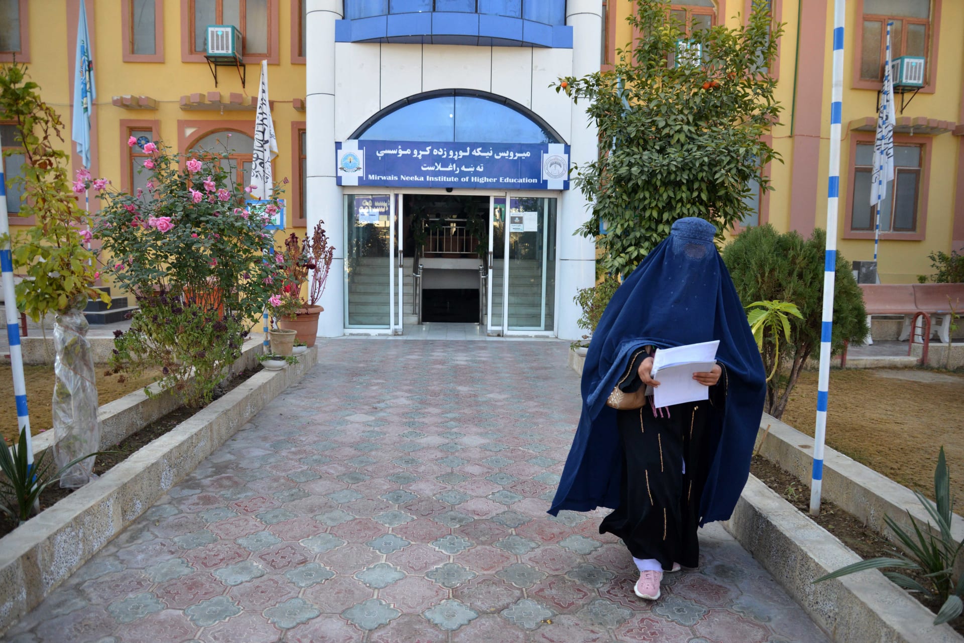 صورة أرشيفية لطالبة أمام جامعة في أفغانستان