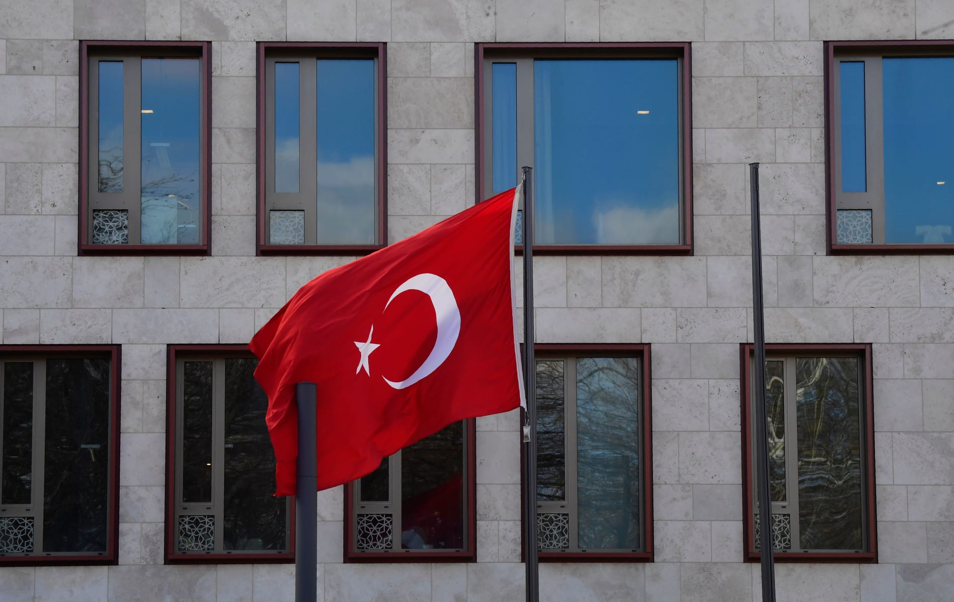 العلم التركي أمام مقر سفارة أنقرة في برلين 