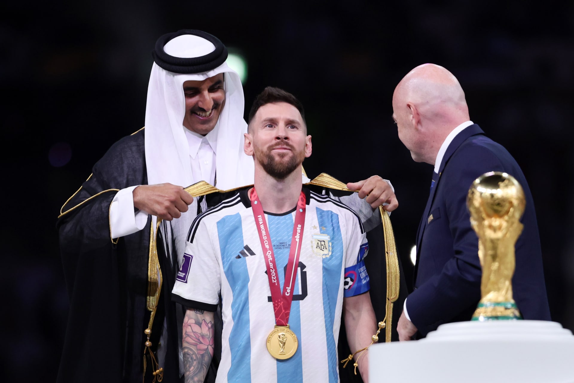 Ausbreitung "Bisht-Fieber" Unter den ausländischen Fans, nachdem Messi es getragen hat... Welchen Status hat er in Katar?