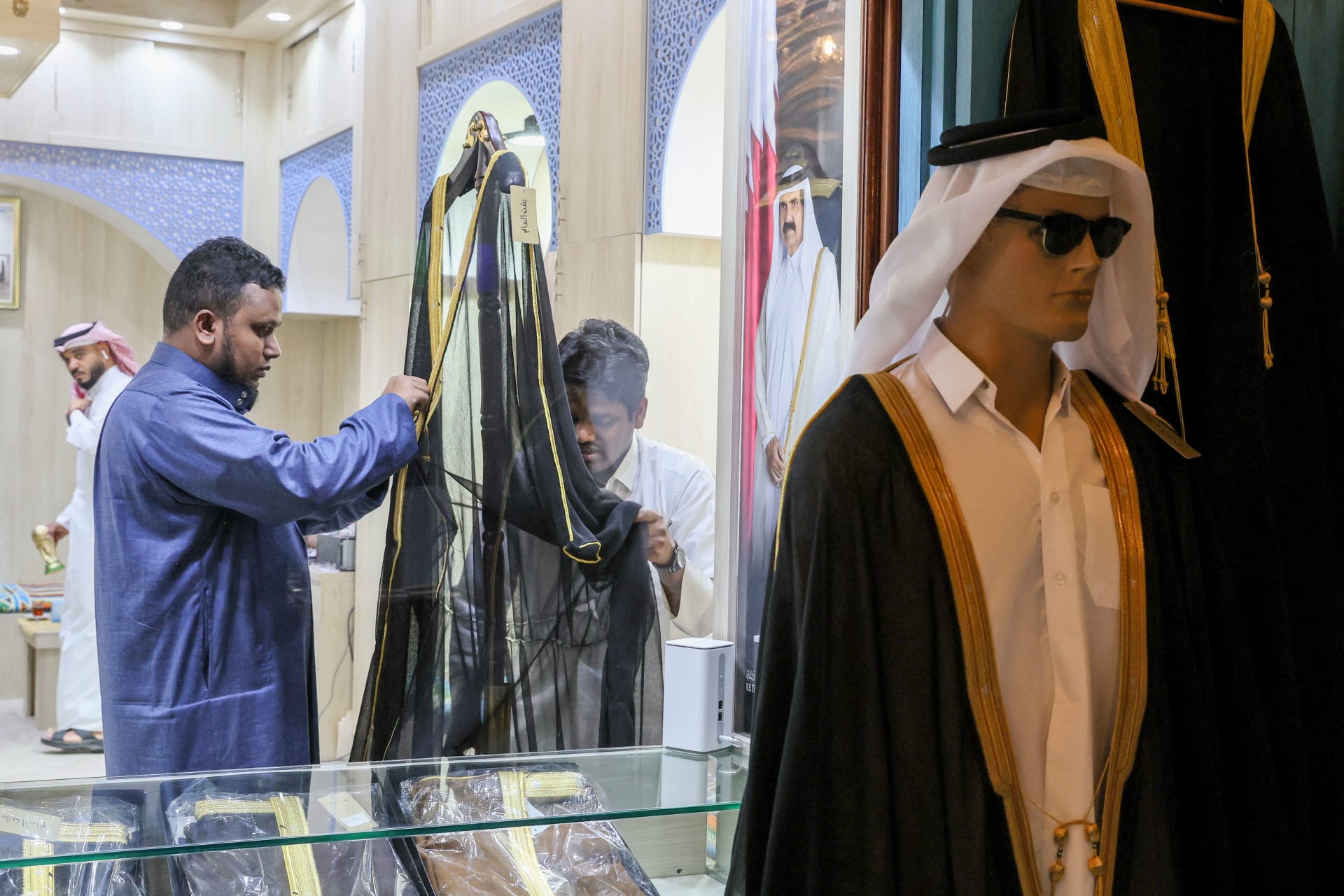 انتشار "حُمّى البشت" بين المشجّعين الأجانب بعد ارتداء ميسي له.. ما مكانته في قطر؟