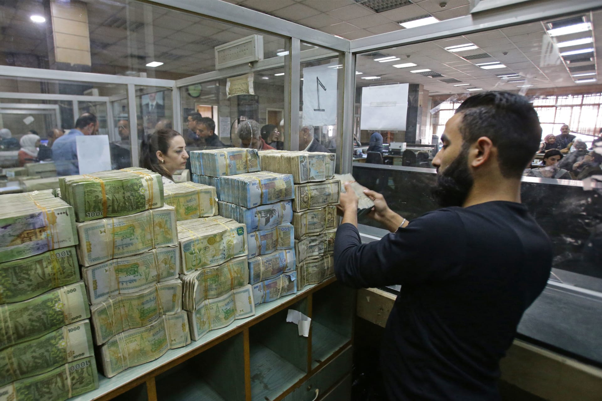 الليرة السورية تواصل هبوطها أمام الدولار 