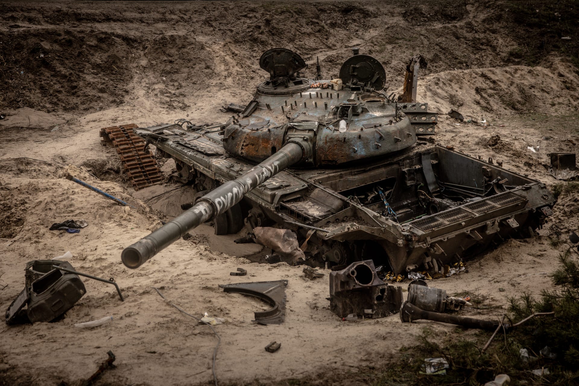 صورة أرشيفية لدبابة روسية مدمرة في أوكرانيا 