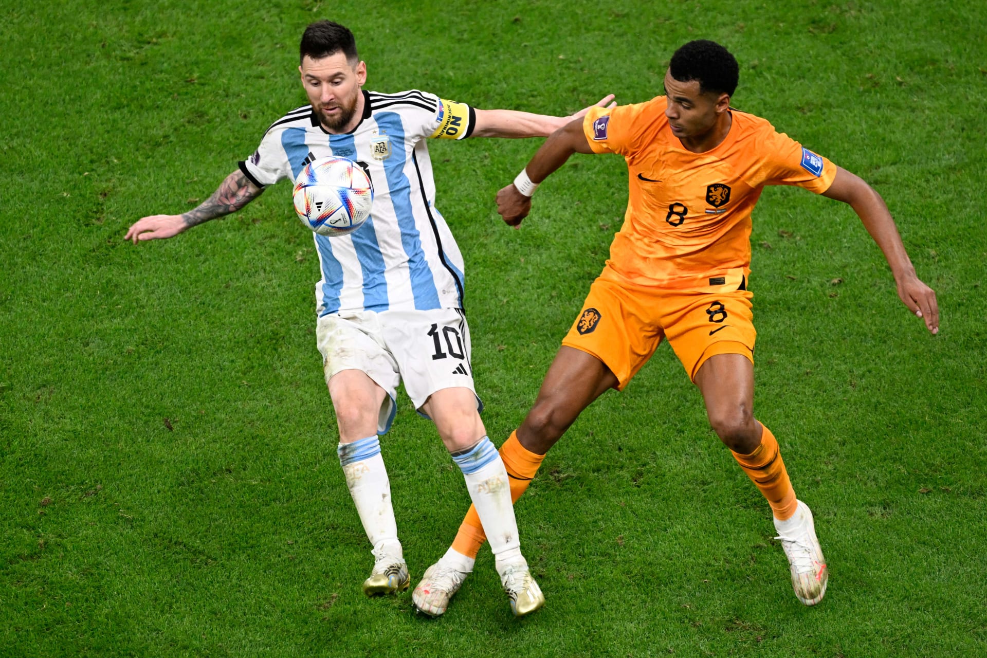 كودي غاكبو وليونيل ميسي خلال مباراة هولندا و الأرجنتين في مونديال قطر