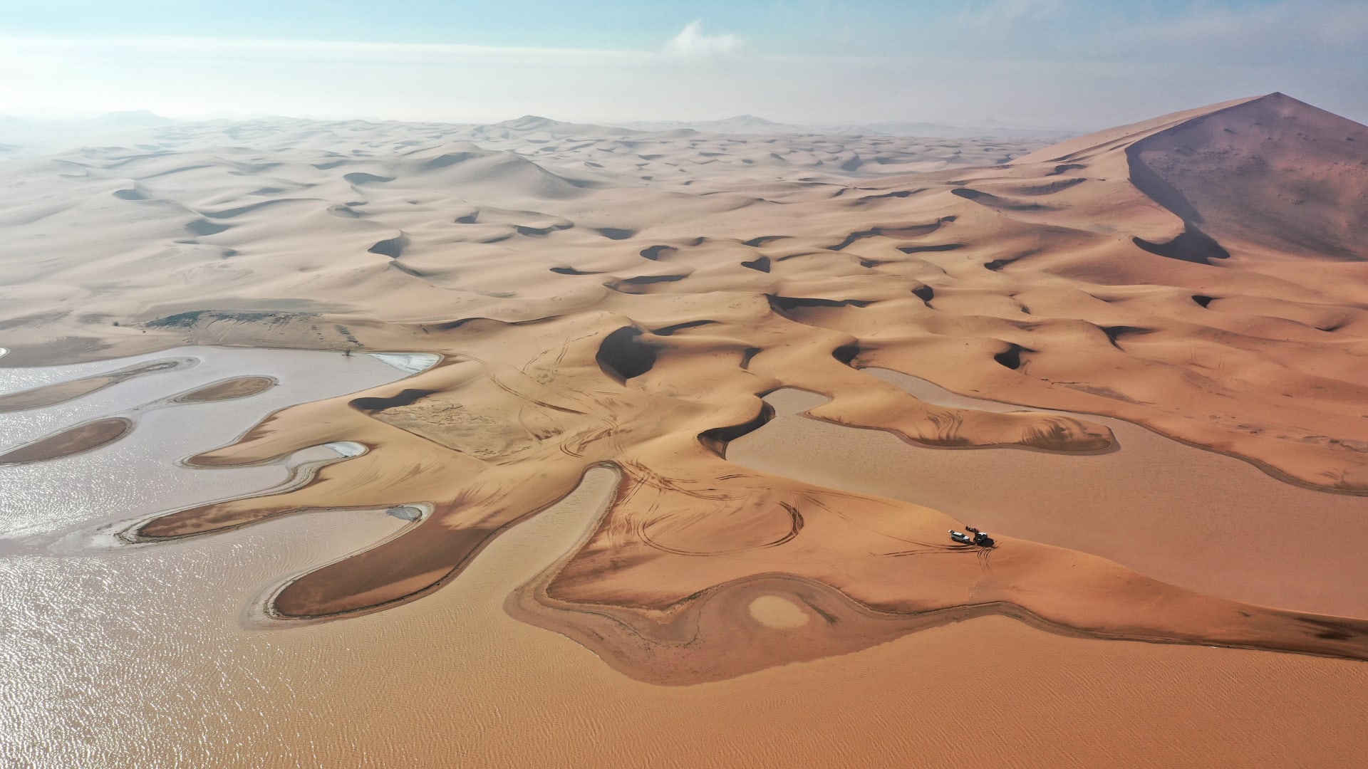 بعد الأمطار الغزيرة بالسعودية.. مصور يوثق مشهدًا ساحرًا لبحيرات في قلب الصحراء