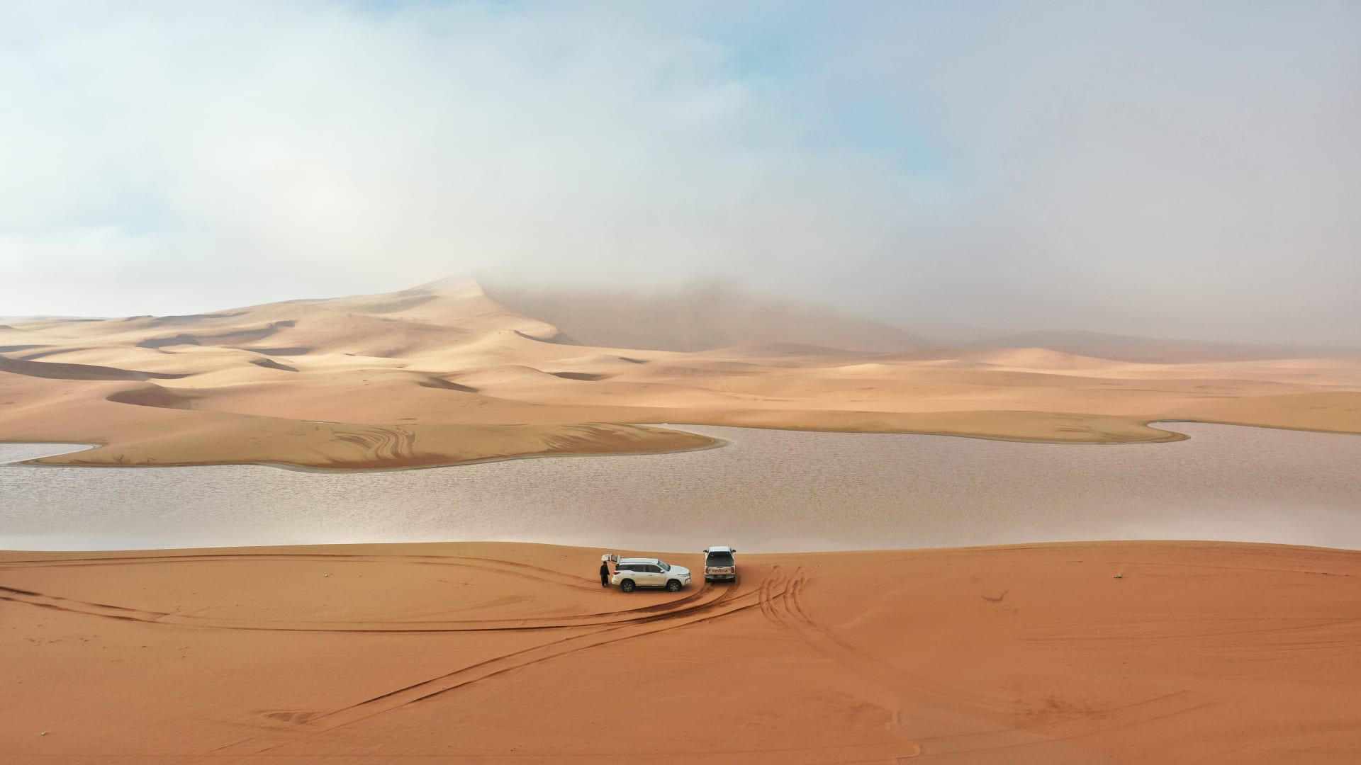 بعد الأمطار الغزيرة بالسعودية.. مصور يوثق مشهدًا ساحرًا لبحيرات في قلب الصحراء 