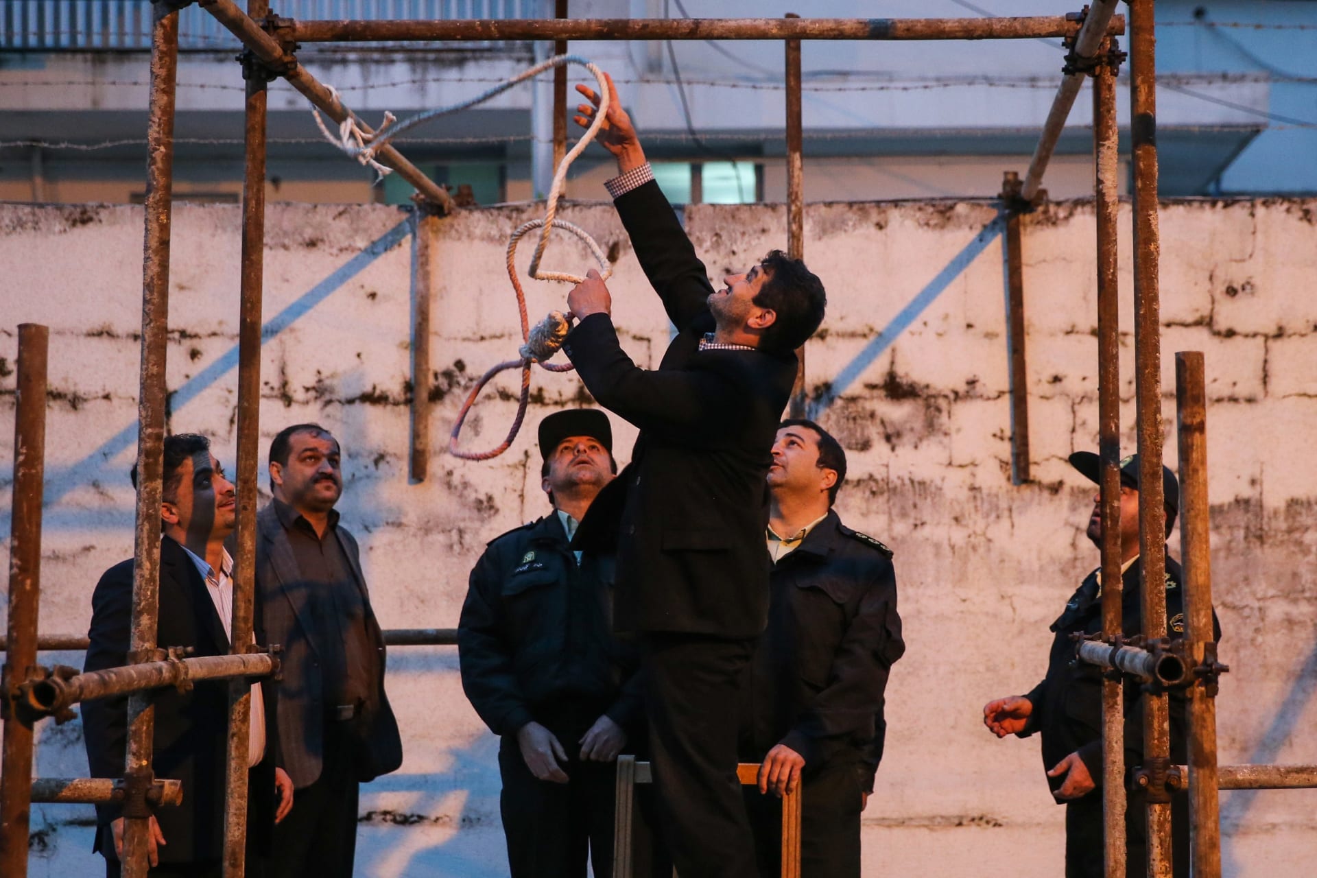 صورة أرشيفية لمسؤولين إيرانيين يحضرون المشنقة عام 2014