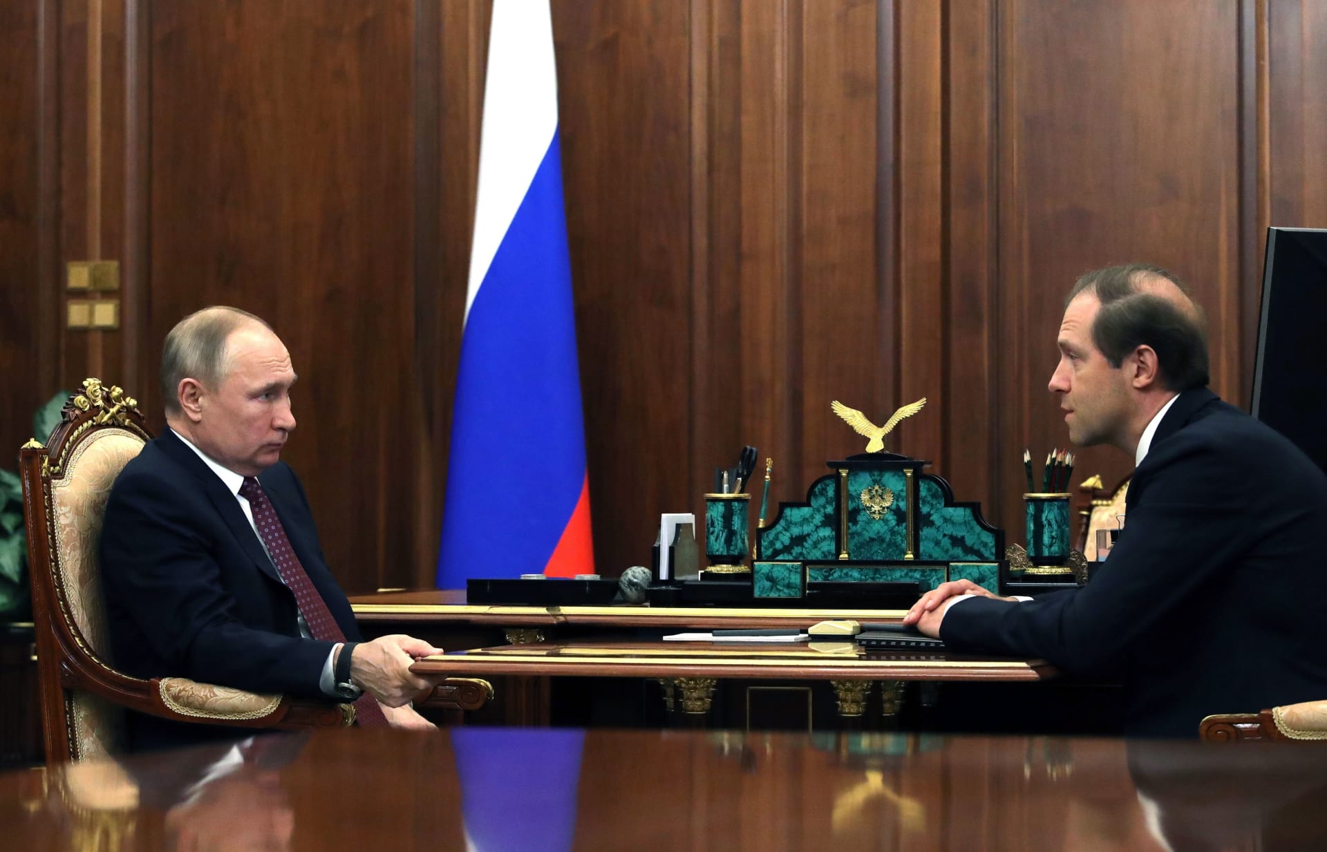 بوتين يوبخ وزير الصناعة والتجارة الروسي علنا