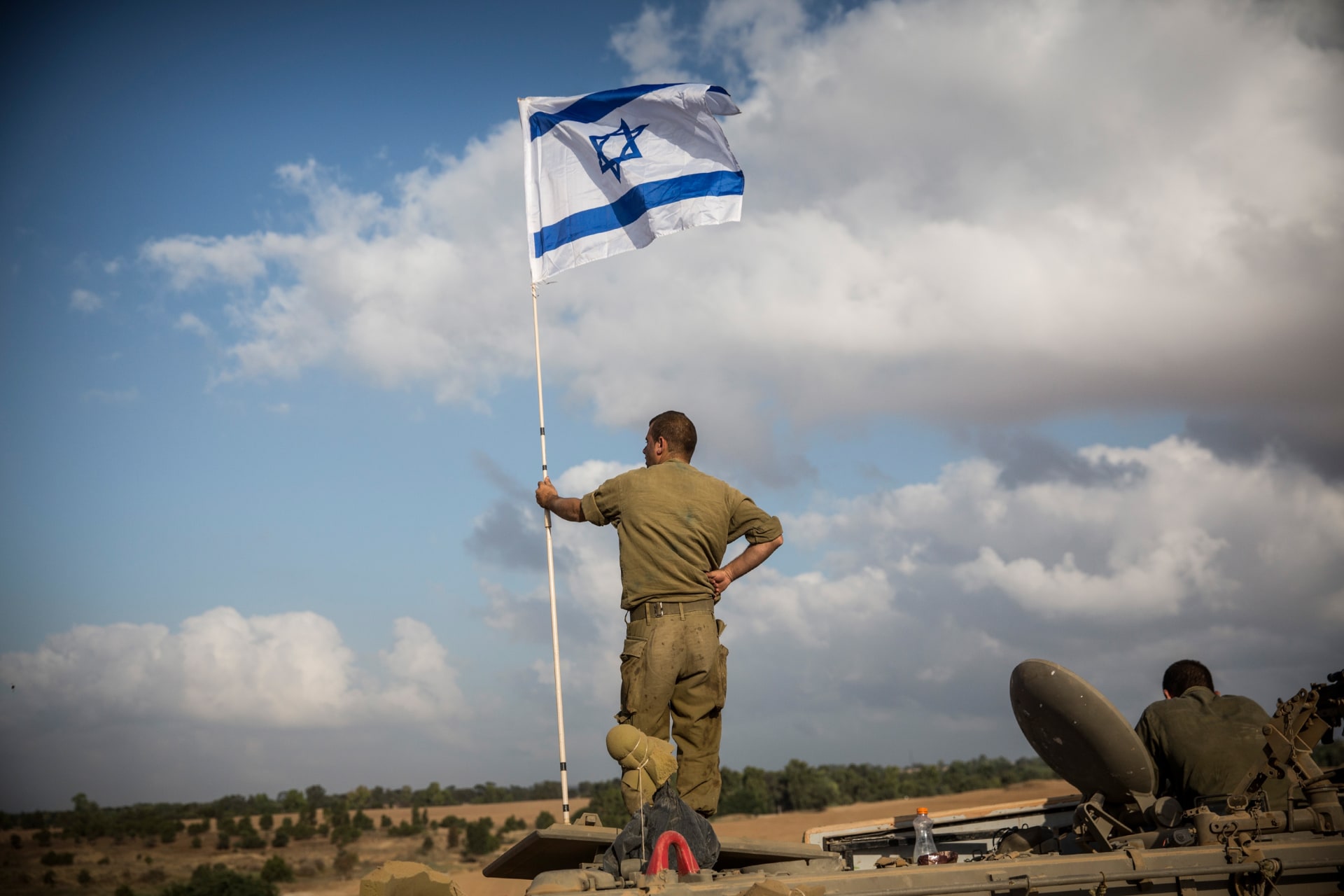 تداول مقطع مساعدة جنديين إسرائيليين لمقعد فلسطيني وساويرس يُعلق