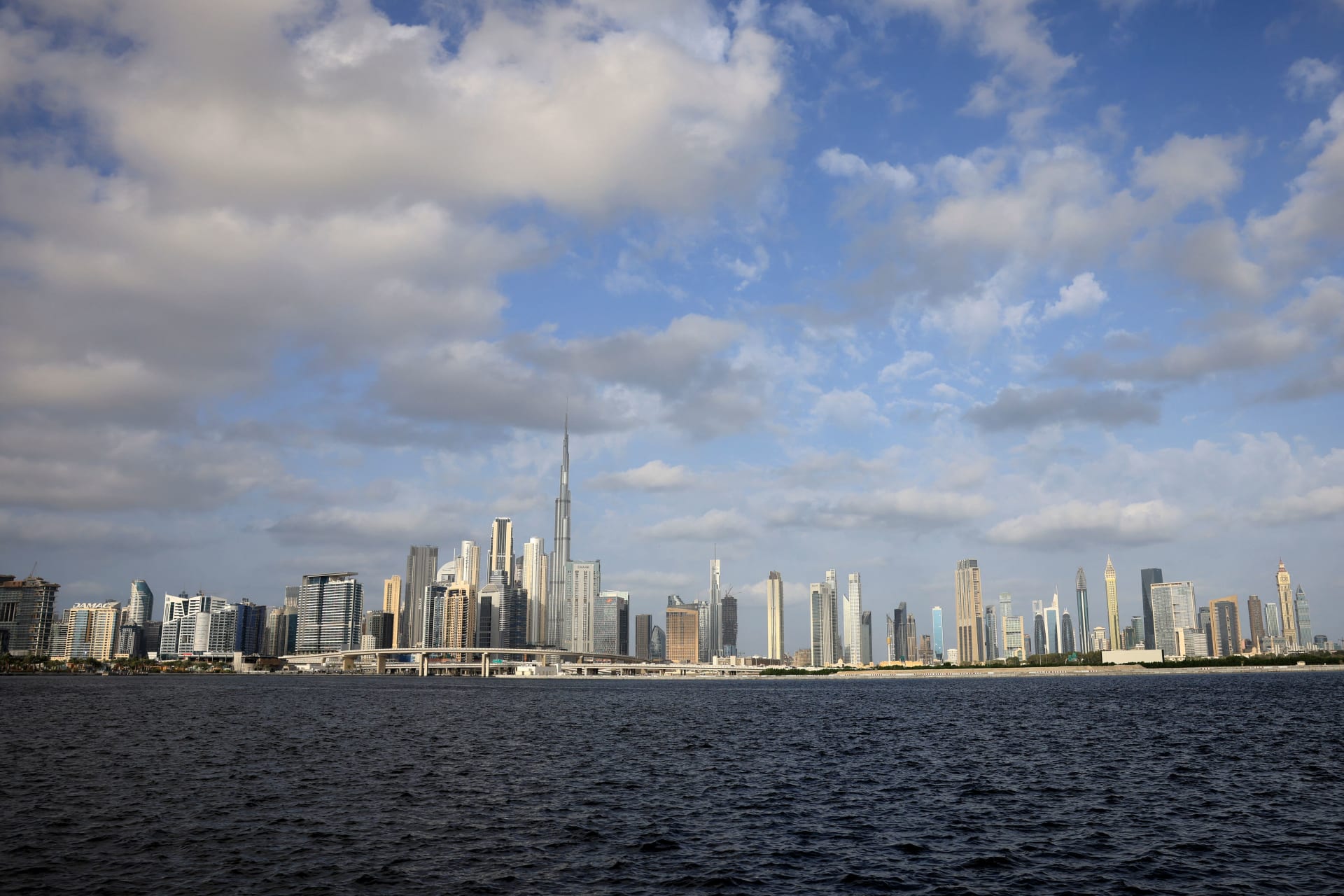 منظر عام يظهر مدينة دبي مع برج خليفة أعلى مبنى في العالم