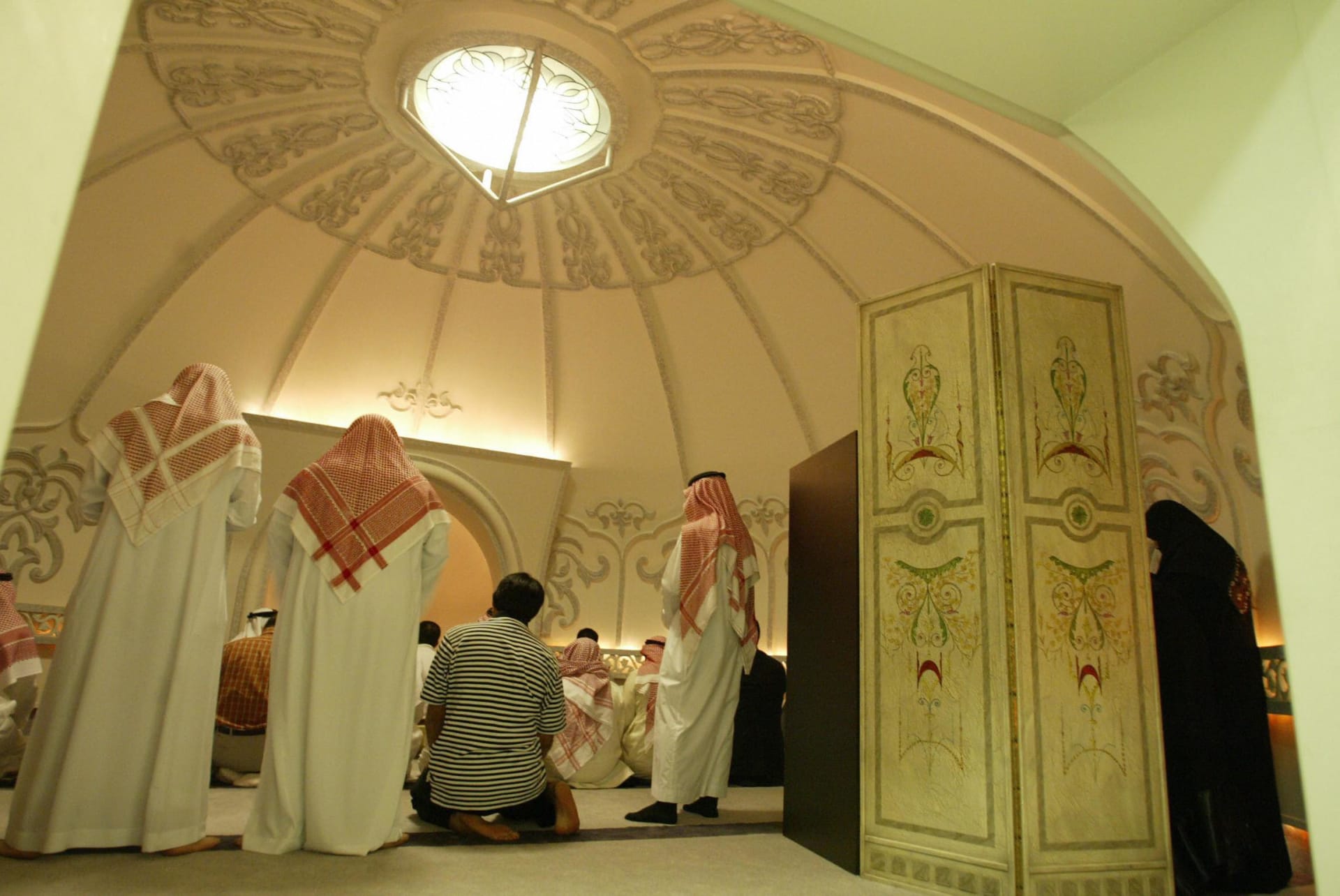 صورة تعبيرية لرجال يؤدون الصلاة في السعودية 