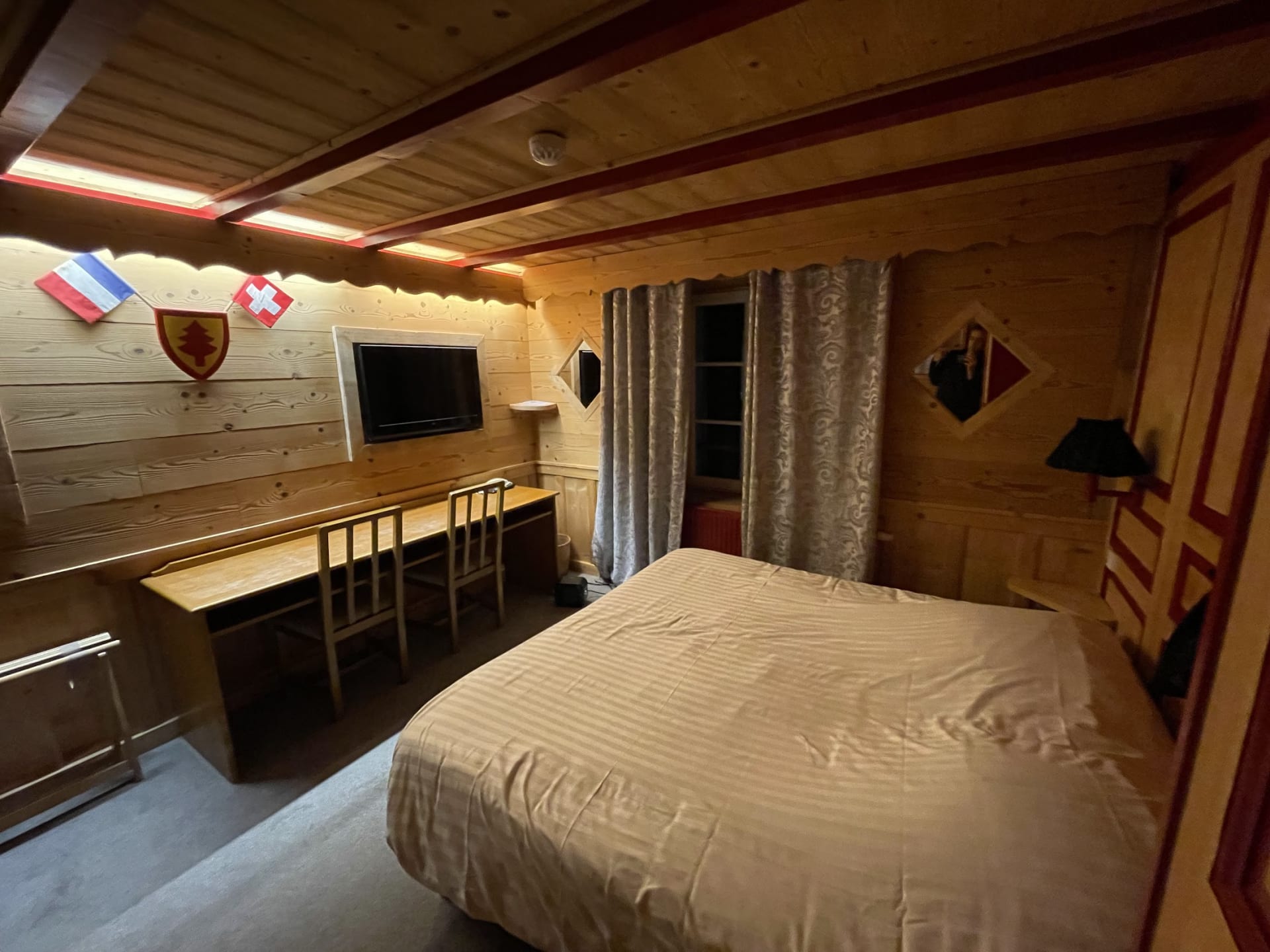 U slaapt met uw hoofd in Zwitserland en uw voeten in Frankrijk.. Dit unieke hotel overspant twee landen