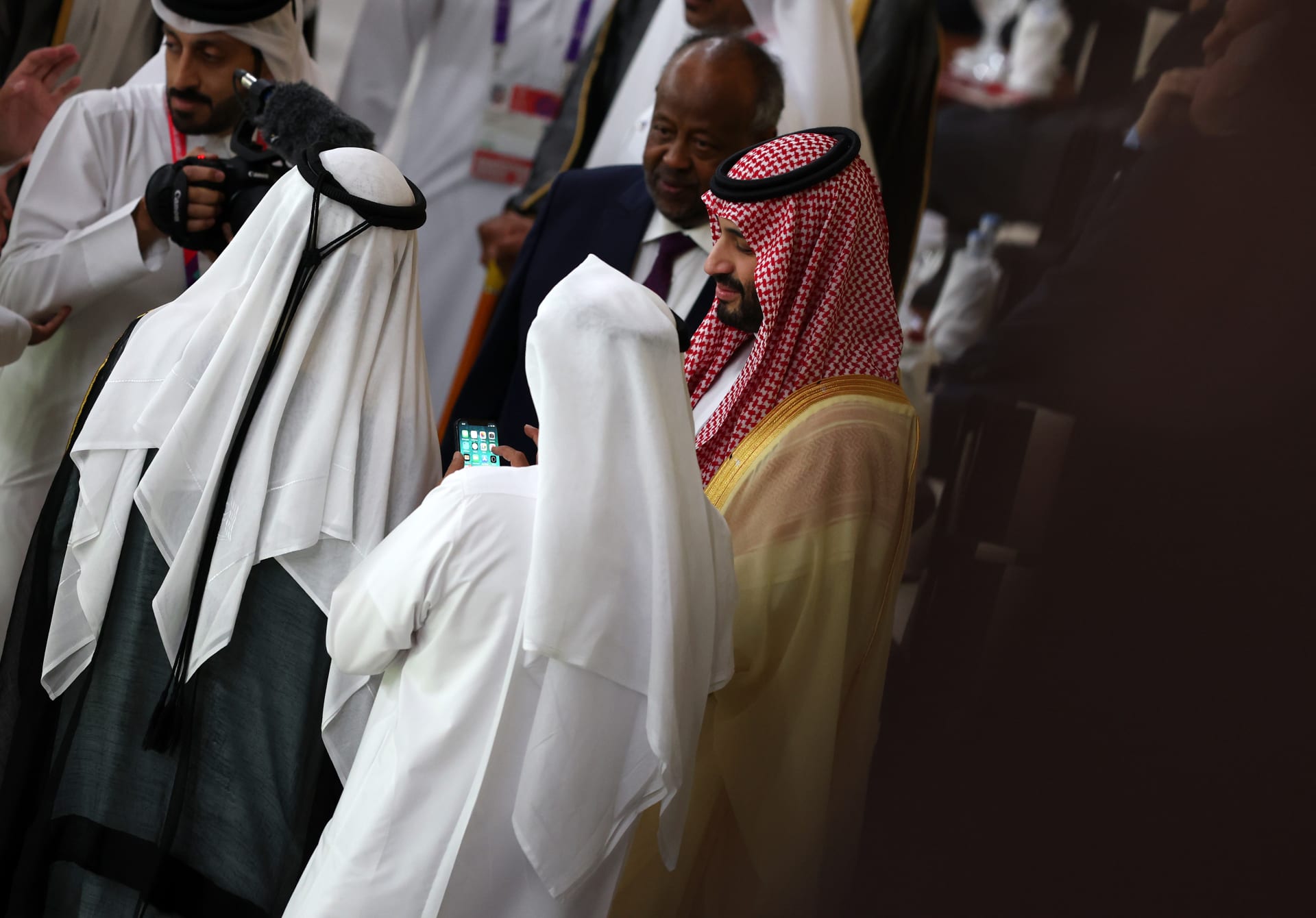 محمد بن سلمان يهنئ رئيس وزراء العراق بعد البطولة الناجحة.. هل استخدم مسمى "كأس الخليج العربي"؟