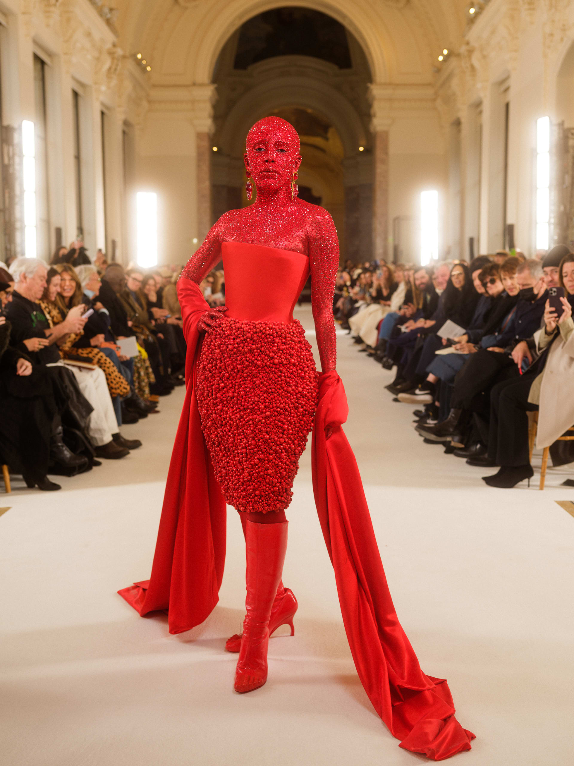 30 ألف قطعة شواروفسكي أكملت طلّة دوجا كات "الجهنمية خلال أسبوع الموضة الباريسي