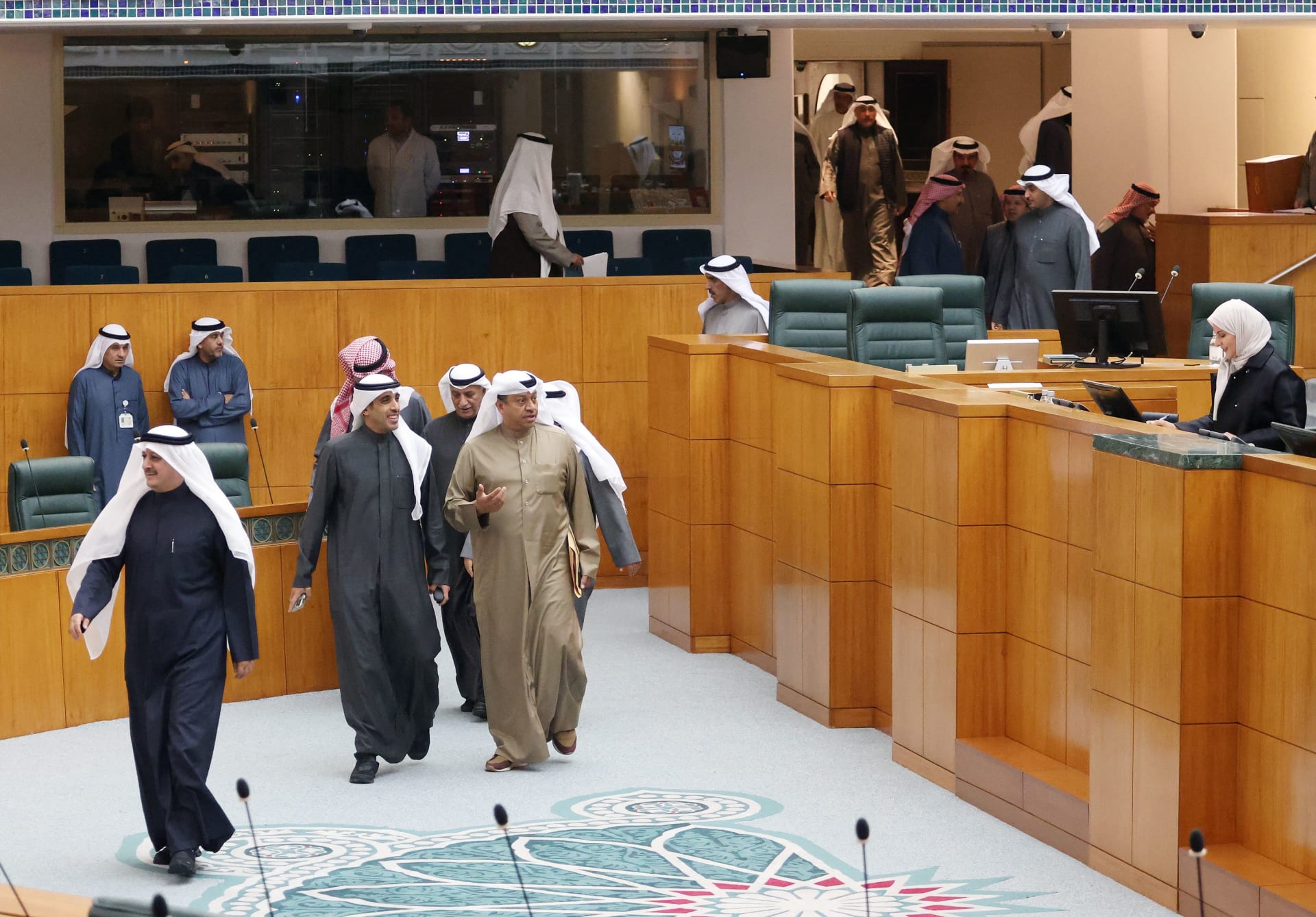 صورة تعبيرية لاعضاء بمجلس النواب الكويتي يحضرون جلسة