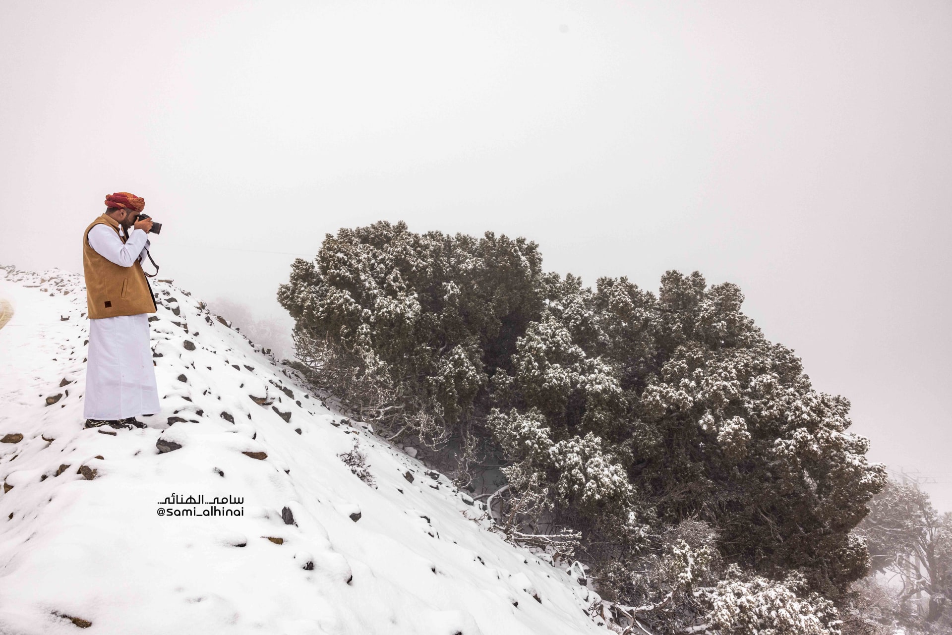 جبل شمس في سلطنة عُمان يكتسي بالثلوج ومصور يوثق لحظات عفوية في البرد القارس