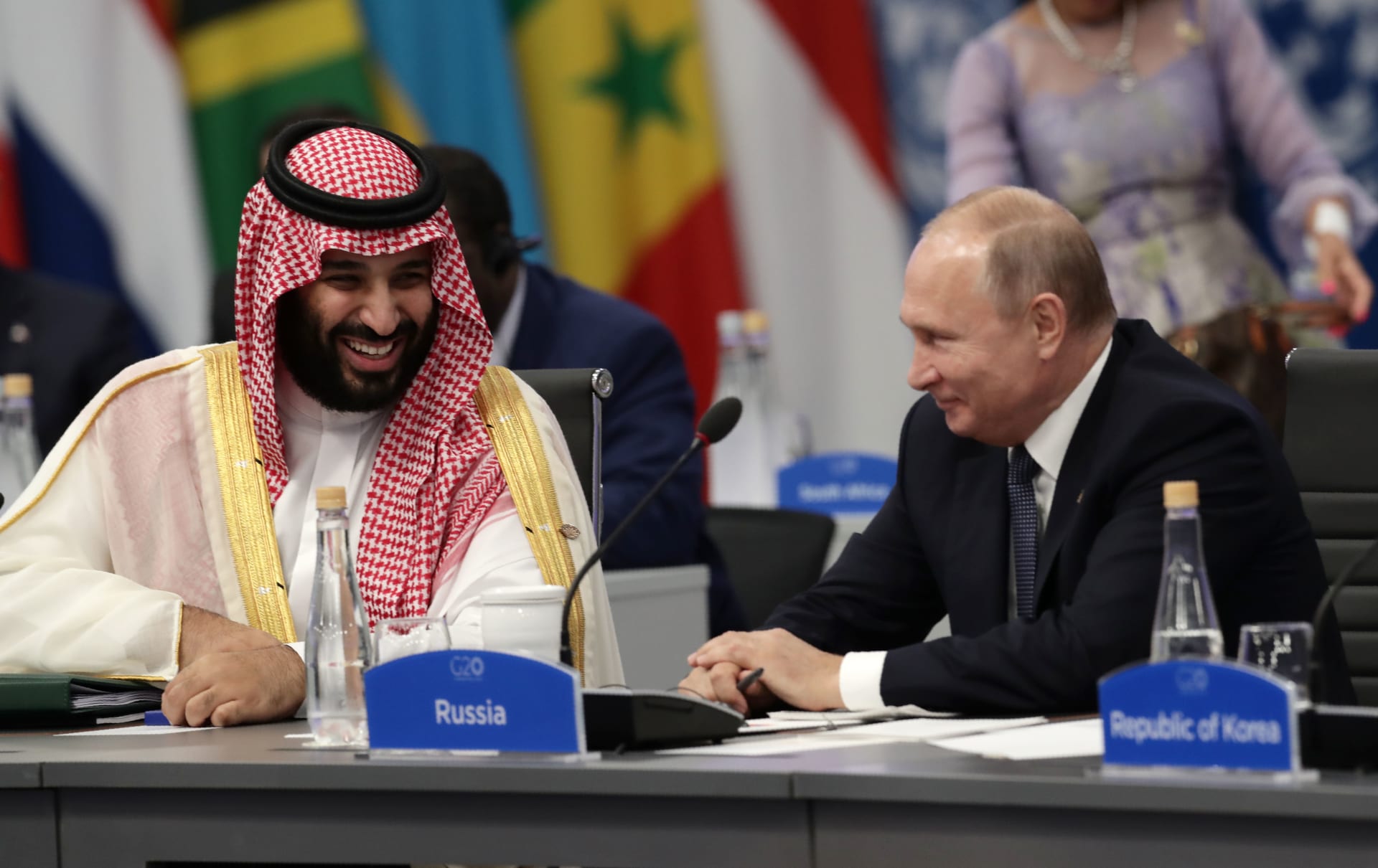 قبيل اجتماع لأوبك+.. بوتين يبحث مع ولي عهد السعودية "استقرار سوق النفط" 