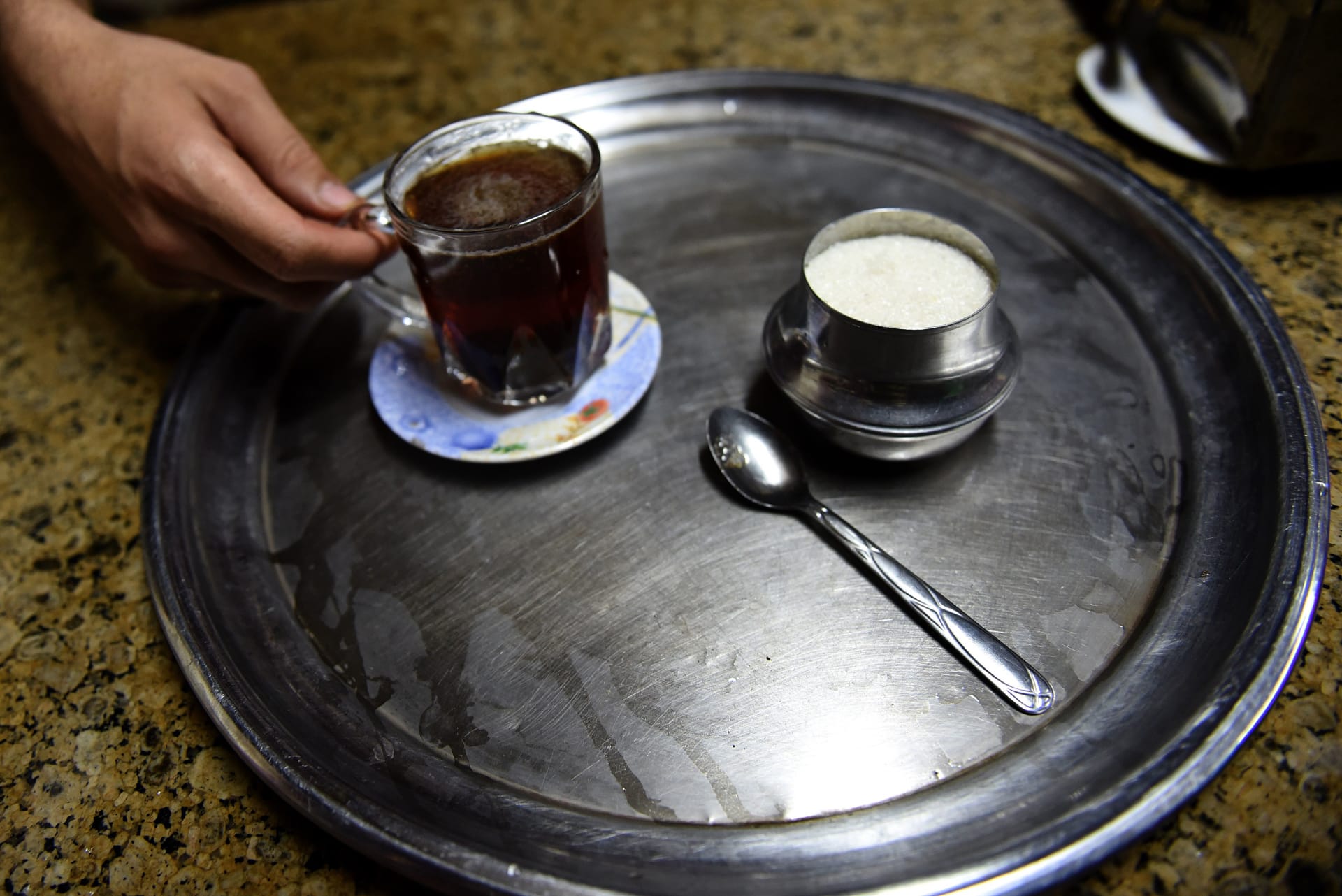 صورة أرشيفية لصينية بها كوبا من الشاي في مقهى بمصر 