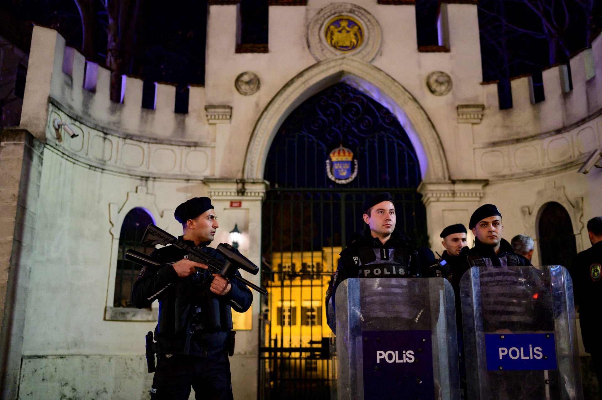 عناصر من قوات الأمن التركية أمام القنصلية السويدية
