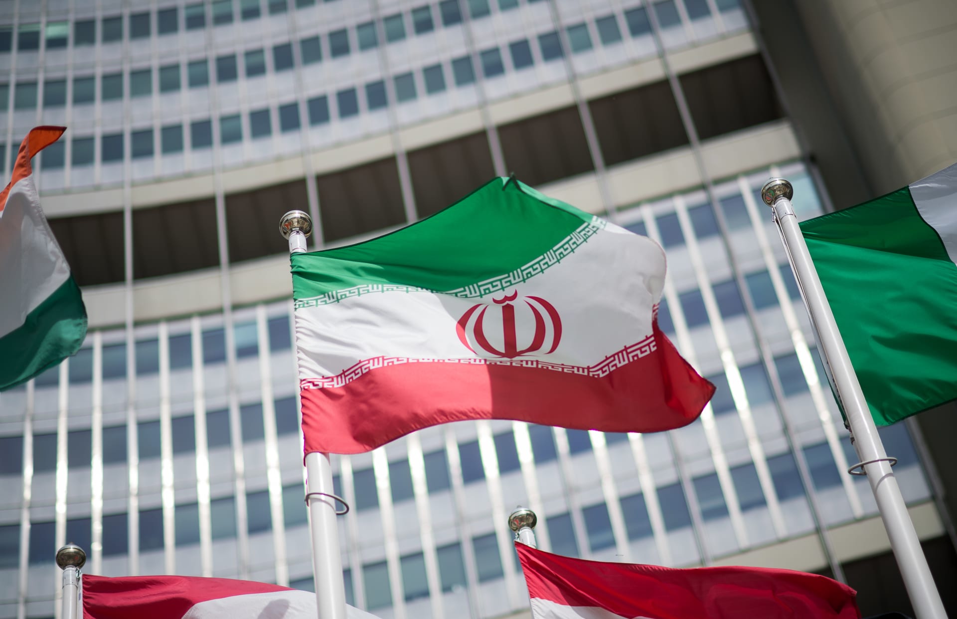 صورة أرشيفية لعلم إيران أمام  مقر الوكالة الدولية للطاقة الذرية