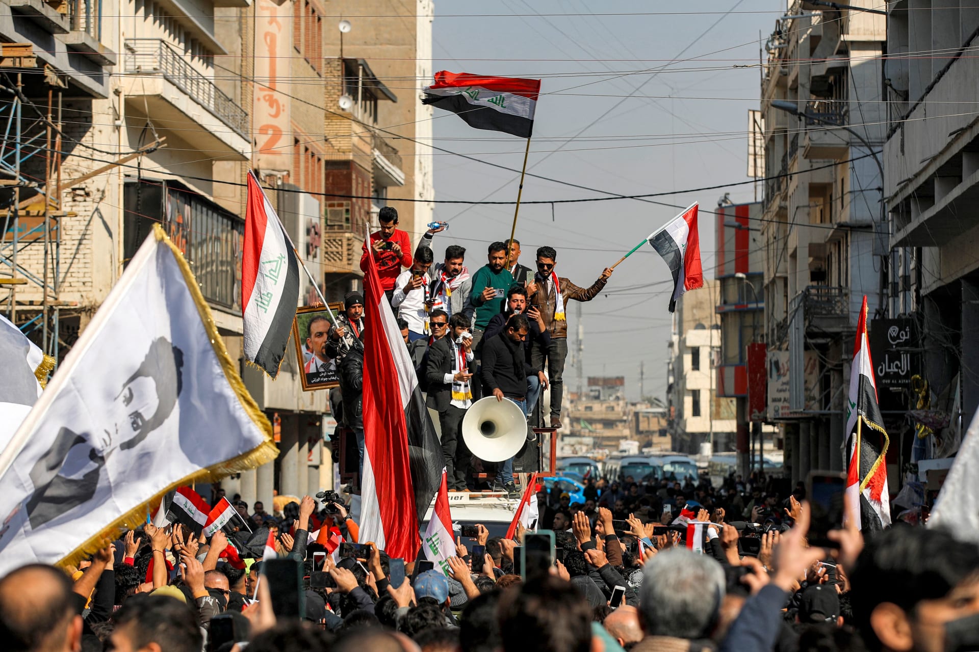 عراقيون يحتجون في بغداد يوم 25 يناير/كانون الثاني رفضا لتراجع قيمة الدينار العراقي 