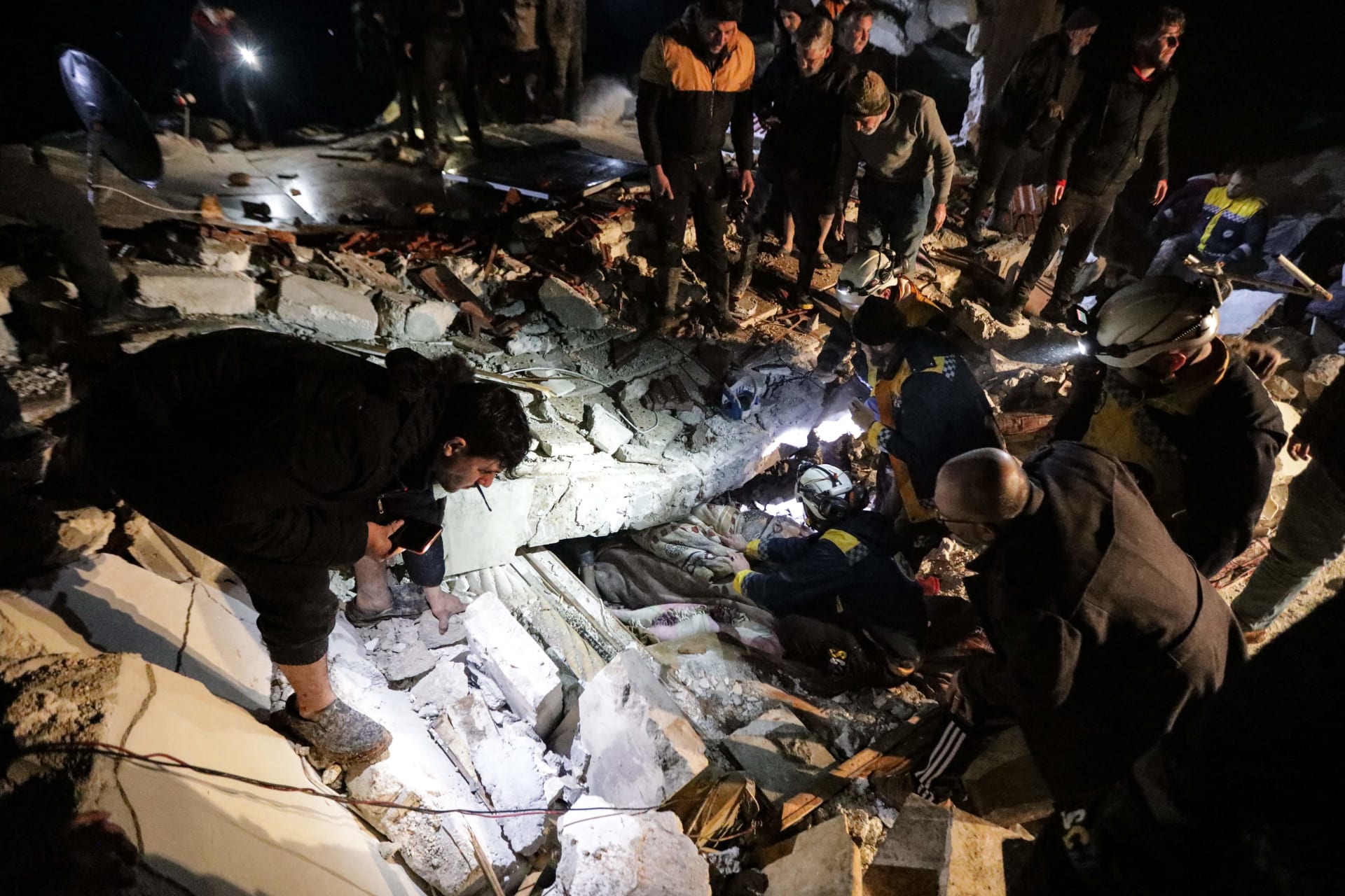 وزارة الصحة السورية: 42 قتيلا و200 مصاب جراء الزلزال.. والخوذ البيضاء تعلن وجود عشرات الضحايا
