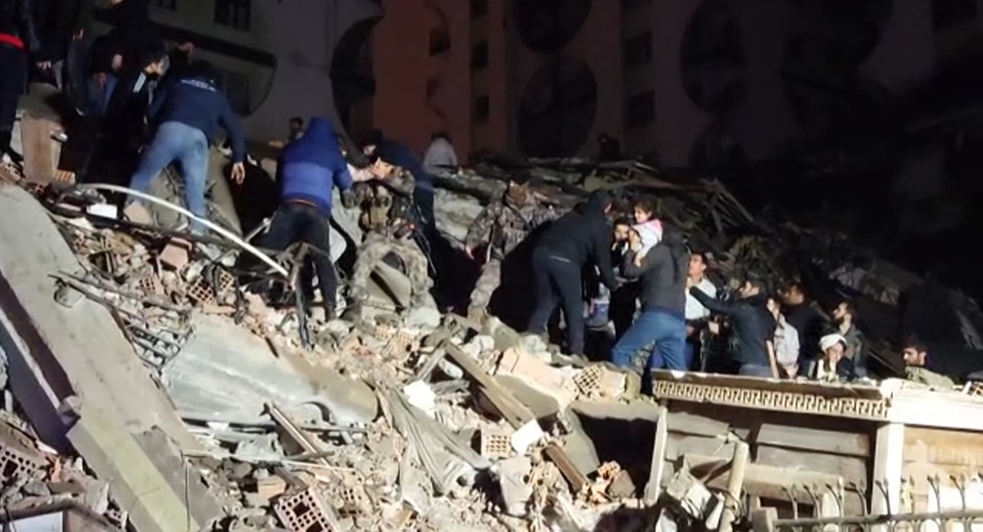 تركيا.. إدارة الكوارث تُعلن عدد ضحايا "زلزال قهرمان مرعش" في 7 ولايات وتطلب المساعدة الدولية
