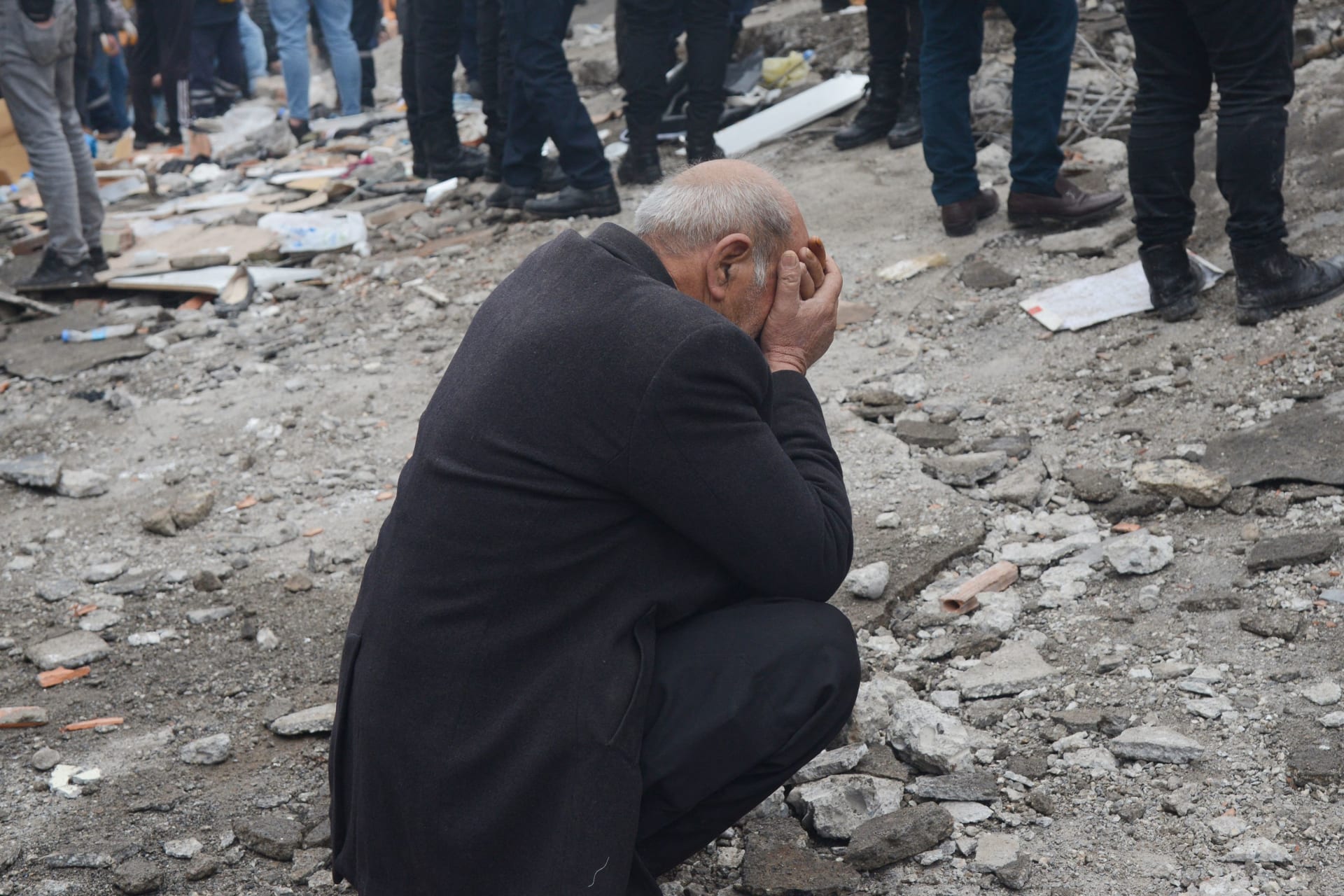 ارتفاع حصيلة قتلى الزلزال في تركيا وسوريا إلى 670 على الأقل