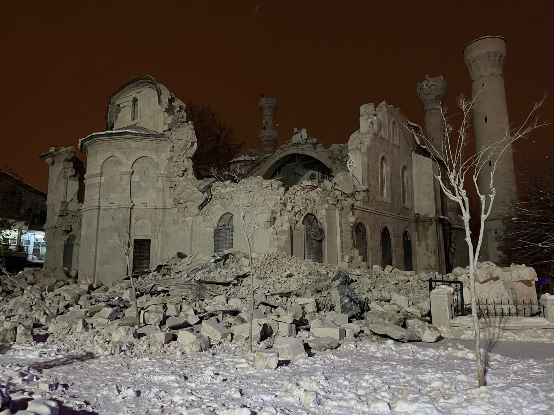 دمار كبير لحق بالمسجد بعد الزلزال 