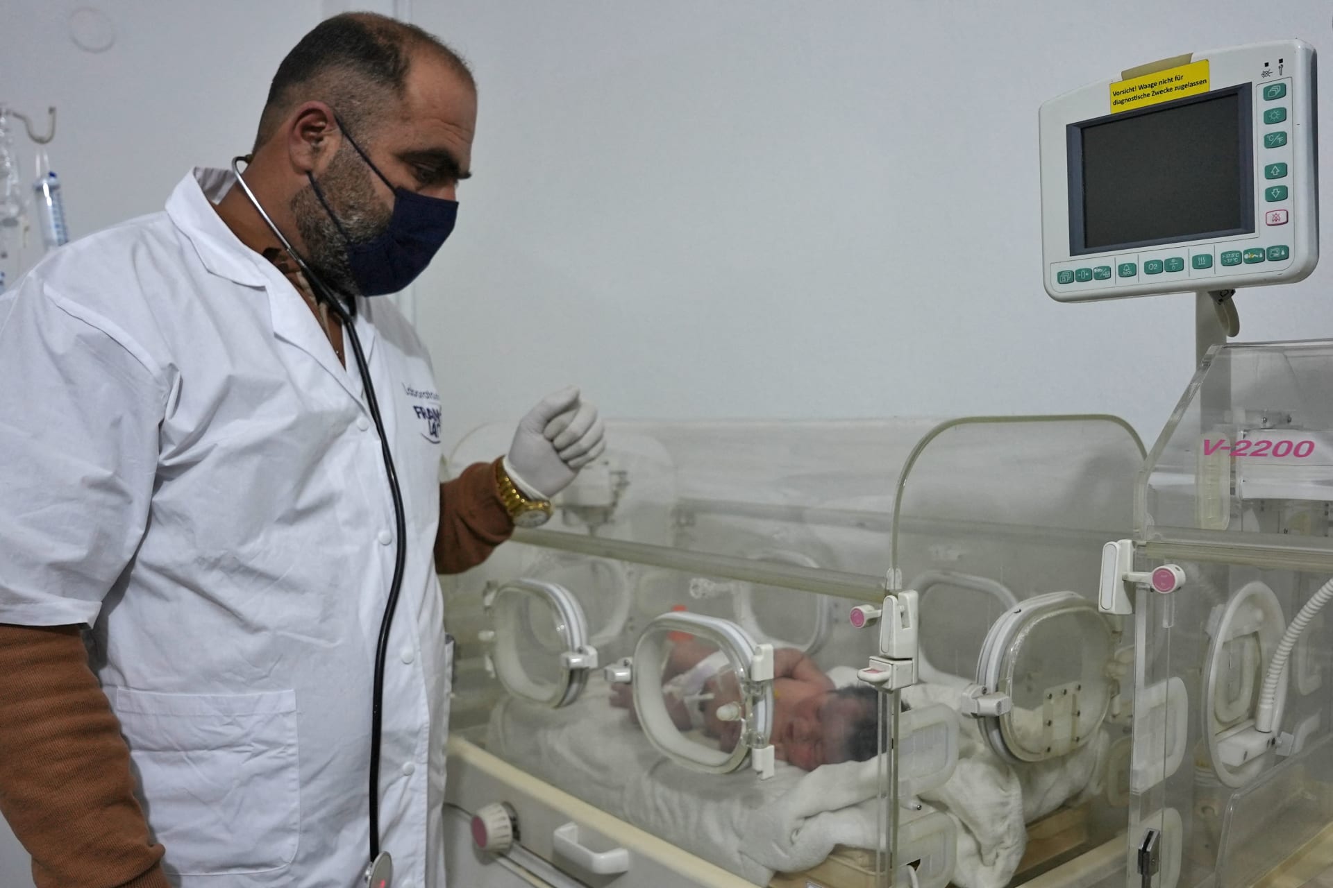 ولادة طفلة تحت أنقاض الزلزال في سوريا 