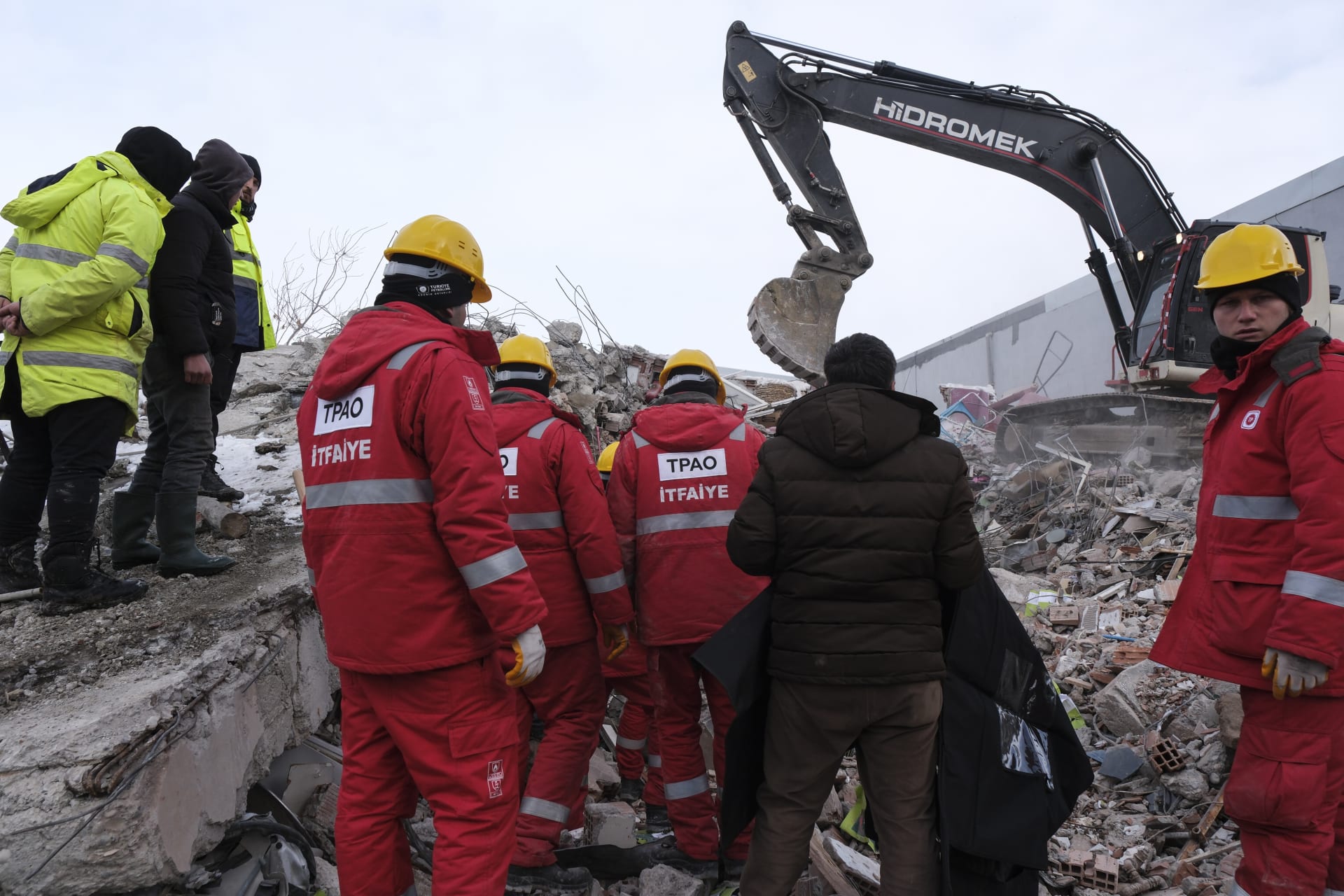 عمال الإنقاذ يبحثون عن ضحايا الزلزال في تركيا   