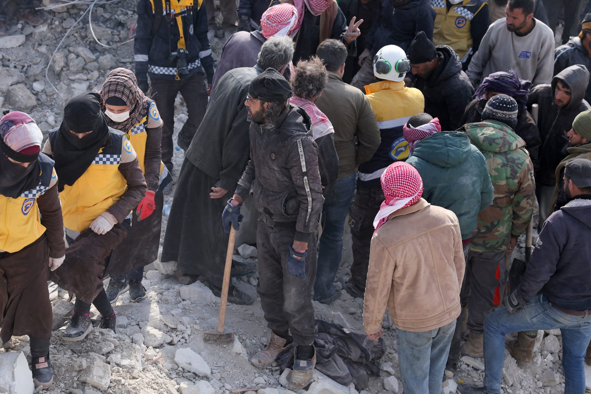 أربعيني سوري يحفر بيديه عن 30 من أقاربه دفنهم الزلزال
