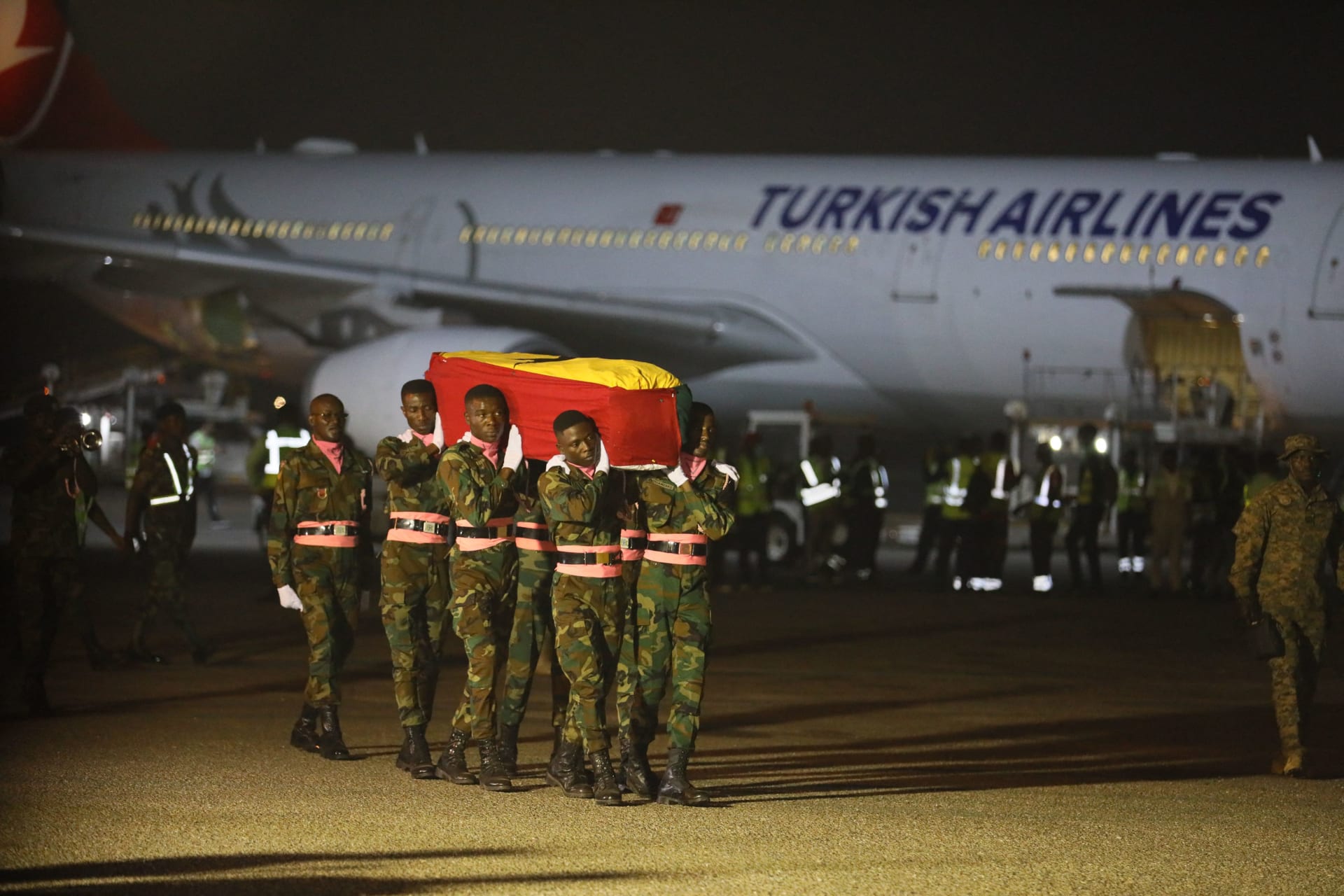 وصول جثمان اللاعب الغاني كريستيان أتسو إلى بلاده بعد مقتله في زلزال تركيا