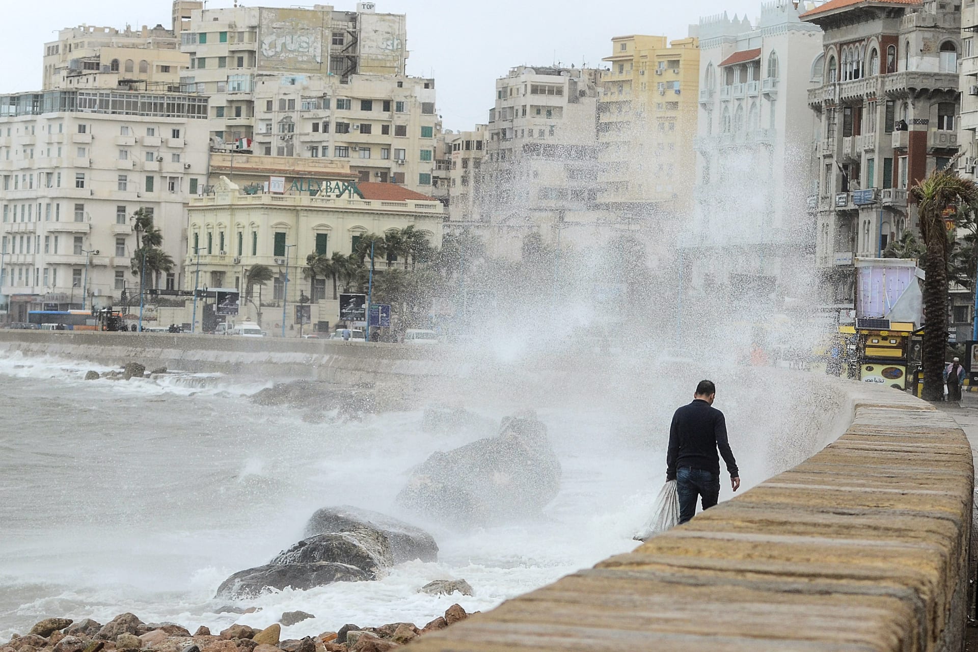 انحسار المياه عن شواطىء البحر.. ما حقيقة تعرض مصر لخطر تسونامي؟