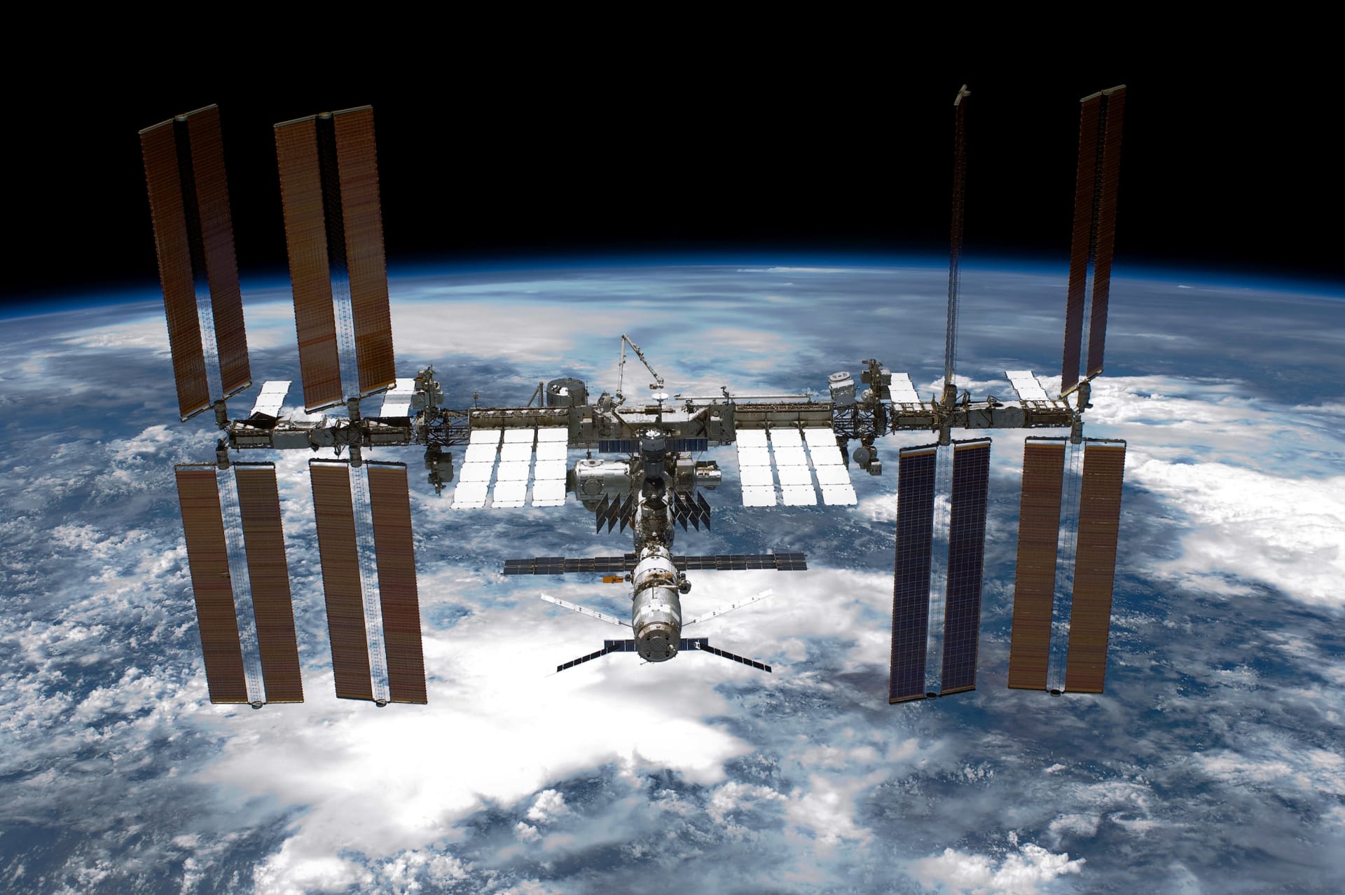 روسيا تطلق مركبة بديلة لإعادة 3 رواد من محطة الفضاء الدولية