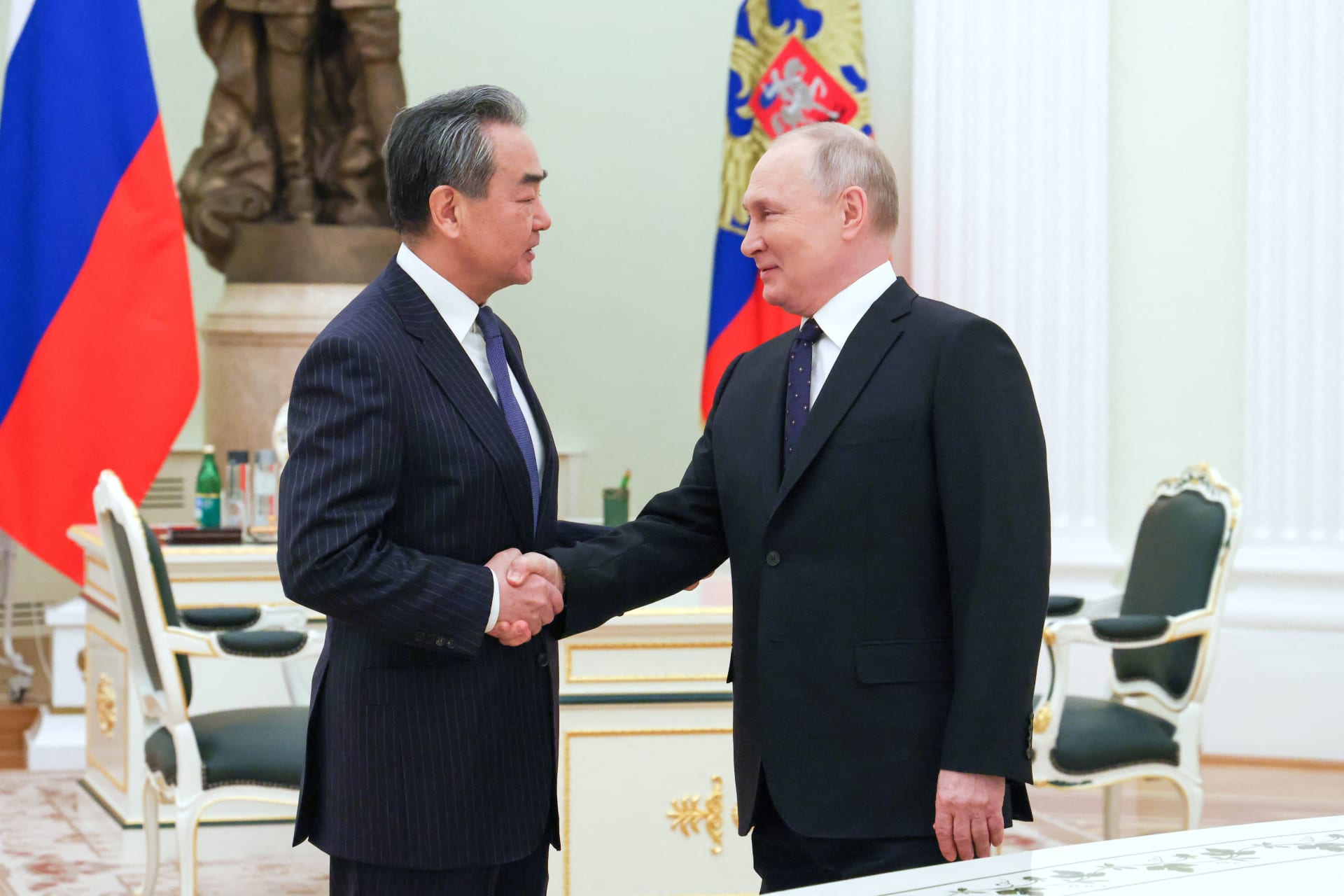فلاديمير بوتين خلال استقباله وزير خارجية الصين في موسكو، الأربعاء