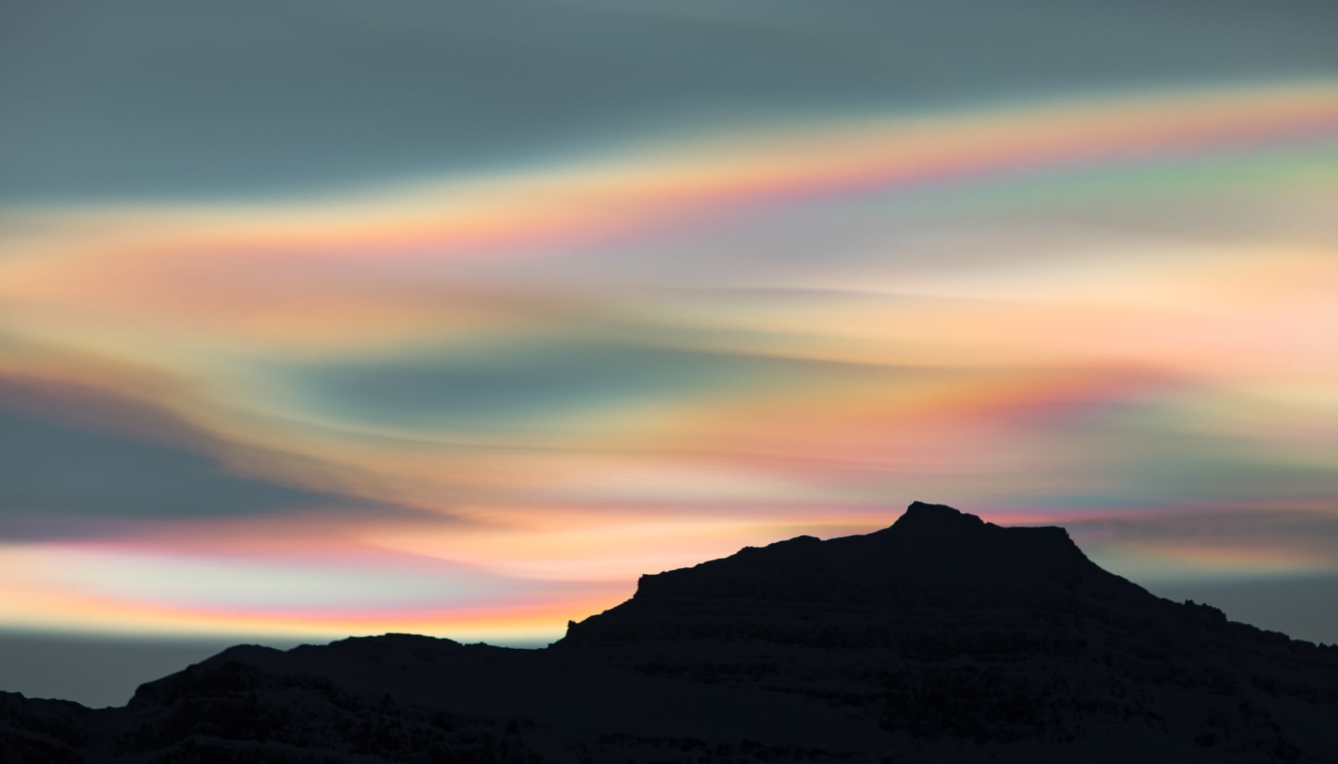 يشار إليها بـ"السحب اللؤلؤية".. مصورة ترصد ظاهرة فاتنة في سماء آيسلندا