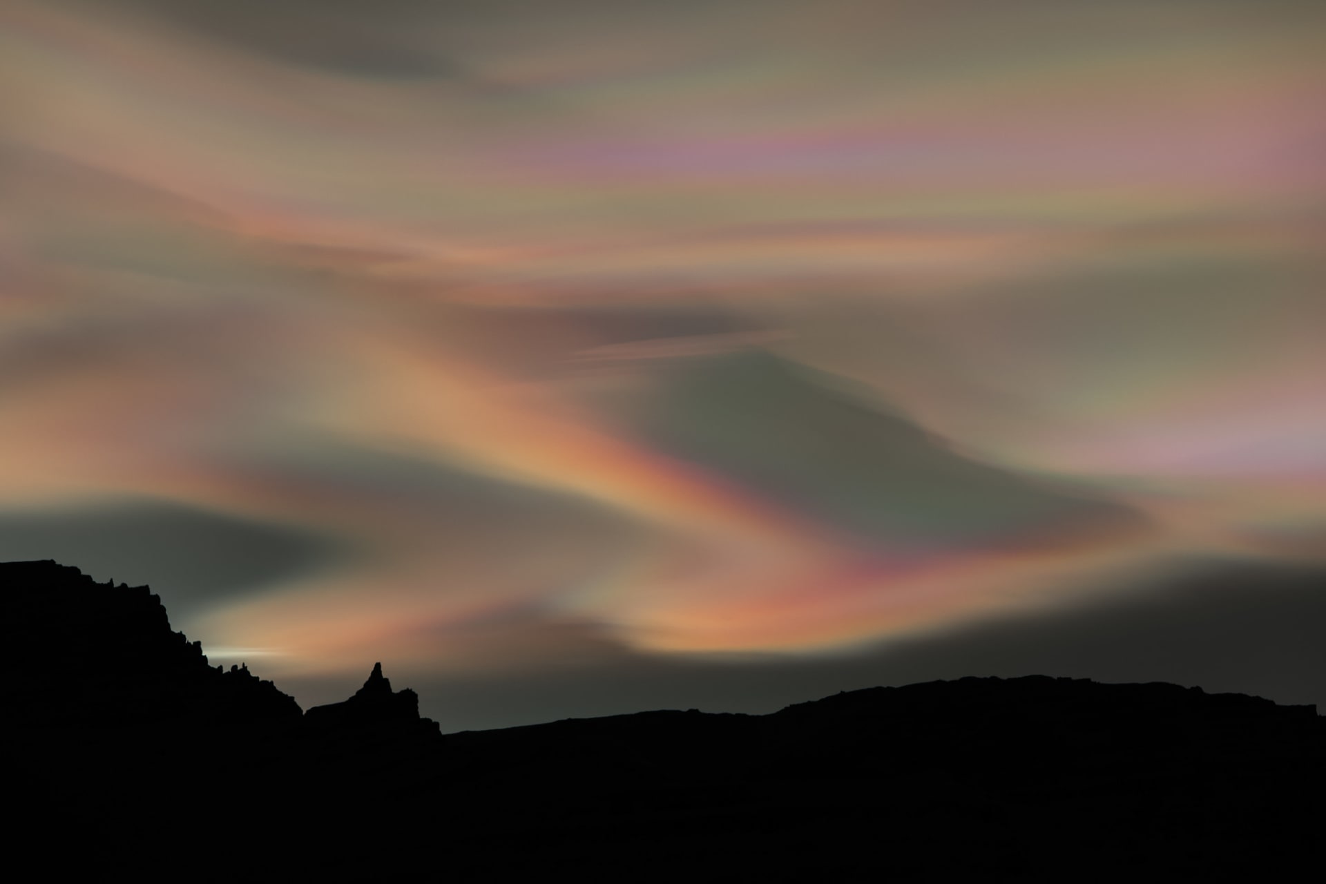 يشار إليها بـ"السحب اللؤلؤية".. مصورة ترصد ظاهرة فاتنة في سماء آيسلندا