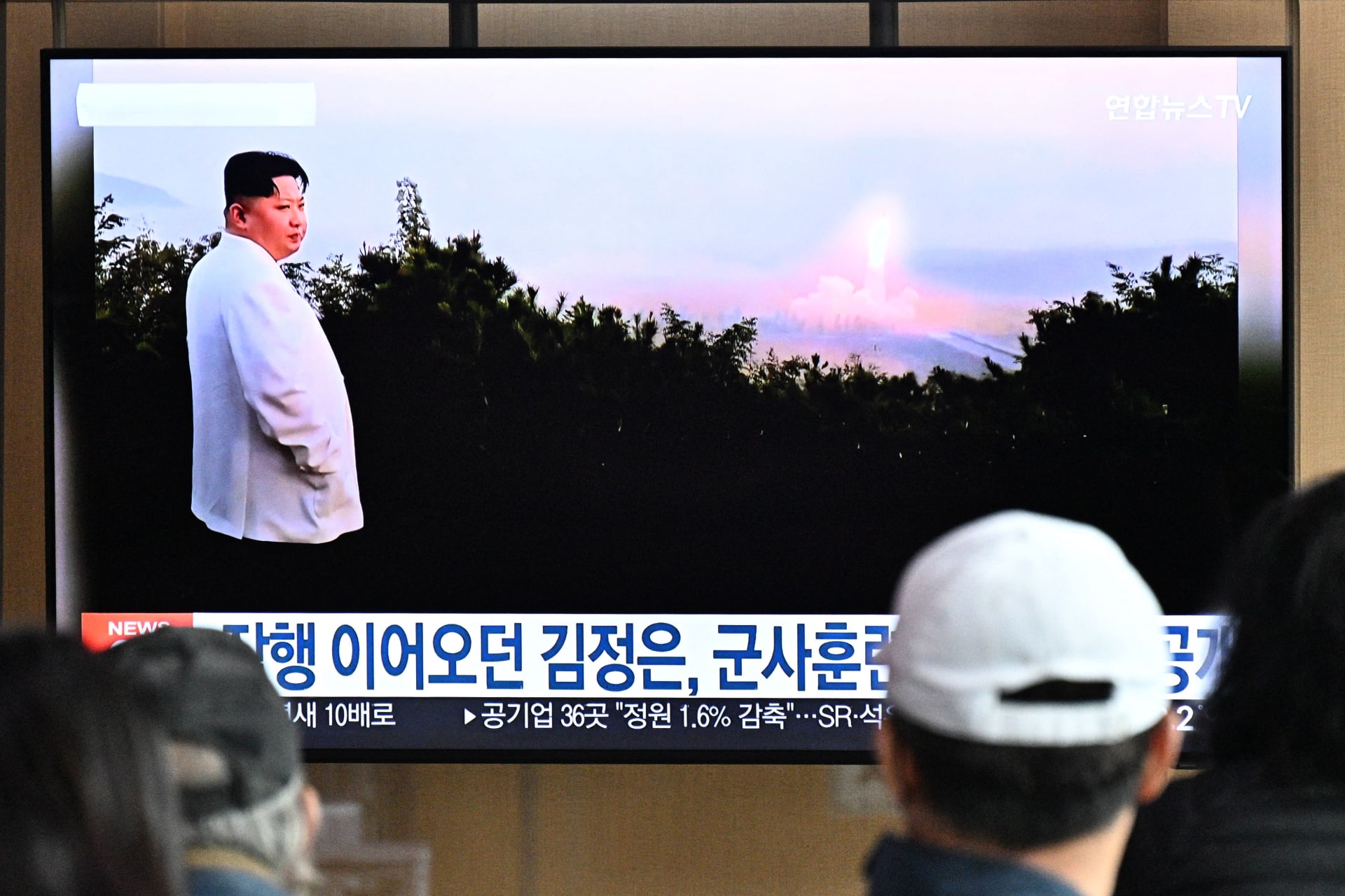 صورة أرشيفية لزعيم كوريا الشمالية خلال إطلاق صاروخ بالستي