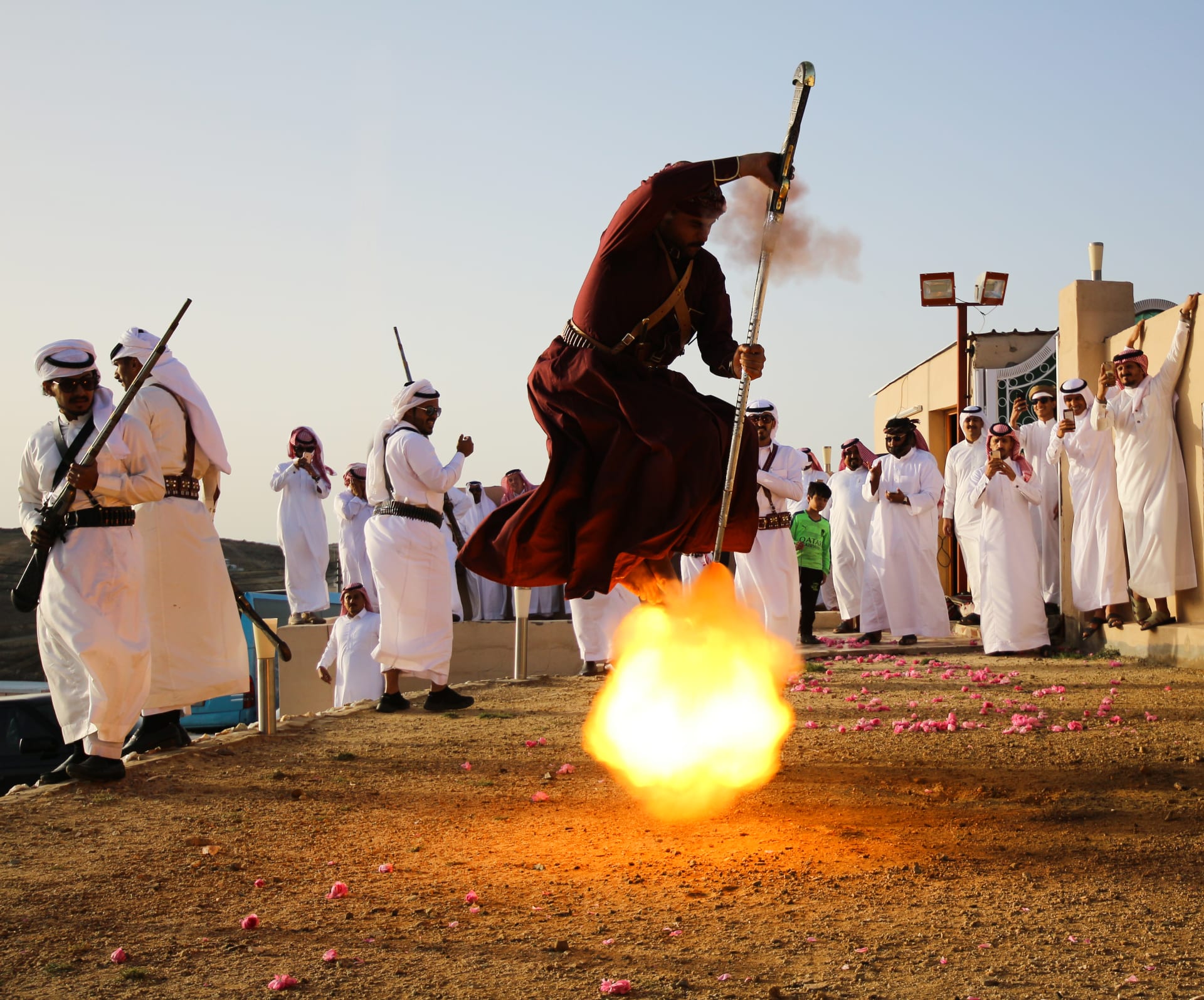 “رقصة النار" في السعودية.. مشاهد ديناميكية وساطعة لرقصة مبهرة بين شرارات النيران