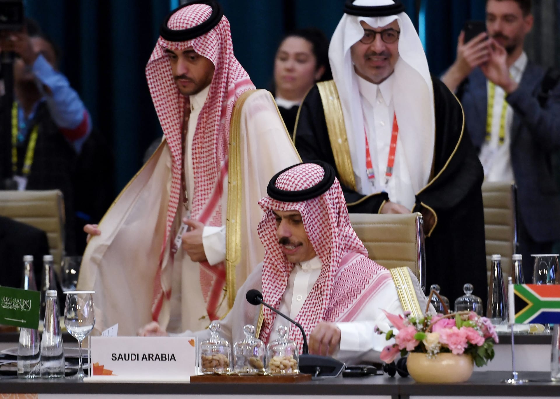 وزير الخارجية السعودي يلتقي نظيره الصيني على هامش "قمة مجموعة العشرين"