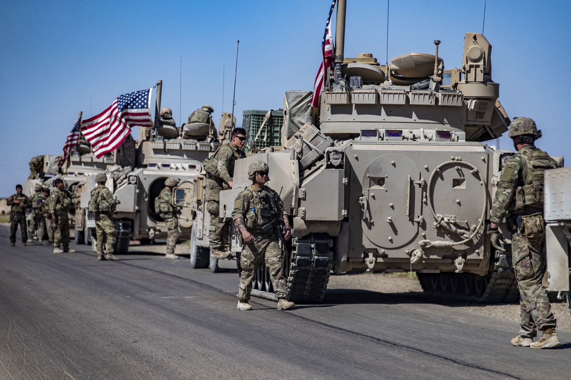 أكبر جنرال أمريكي يزور القوات الأمريكية في سوريا وسط تنديد من دمشق